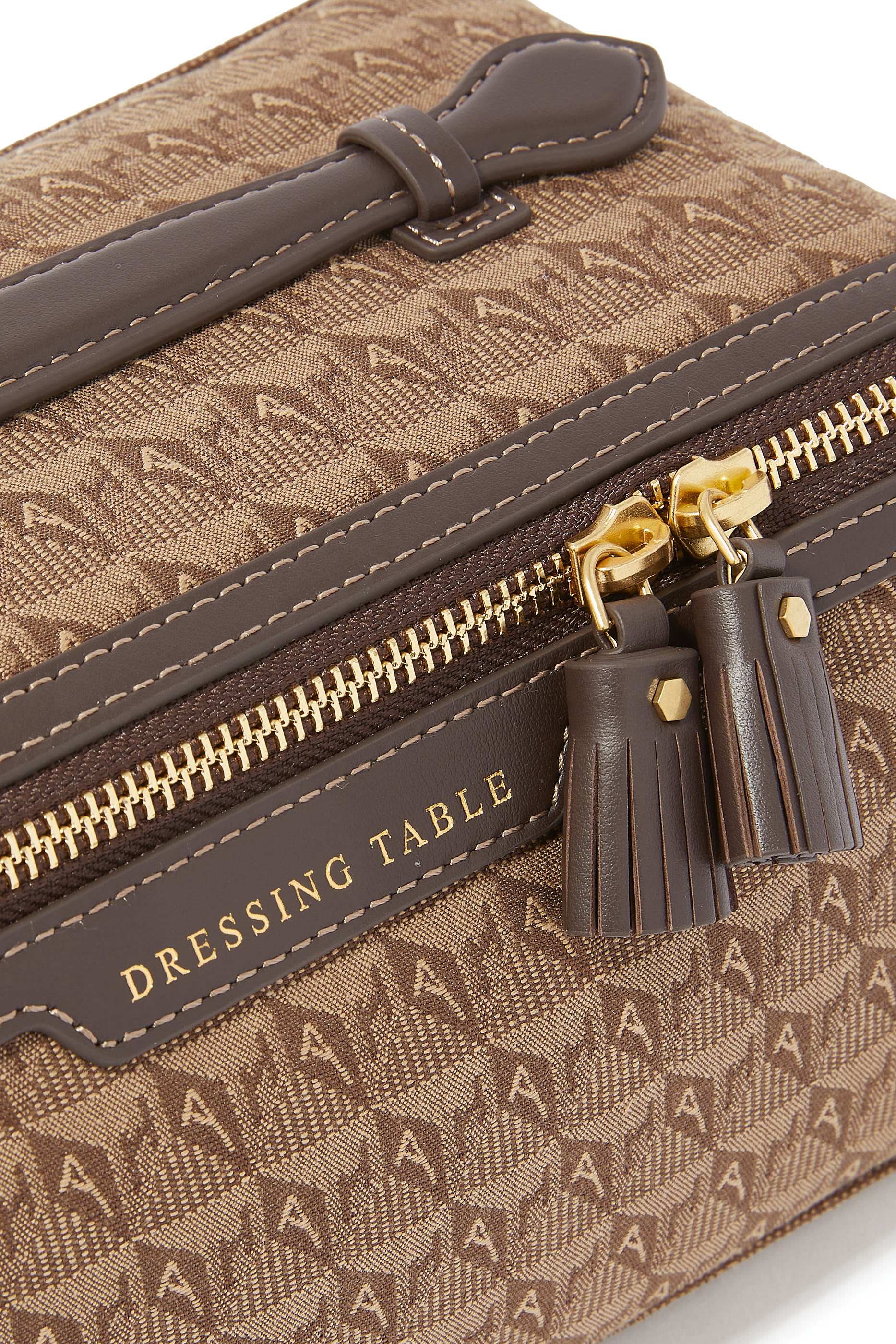 حقيبة مستحضرات تجميل جاكار بشعار الماركة