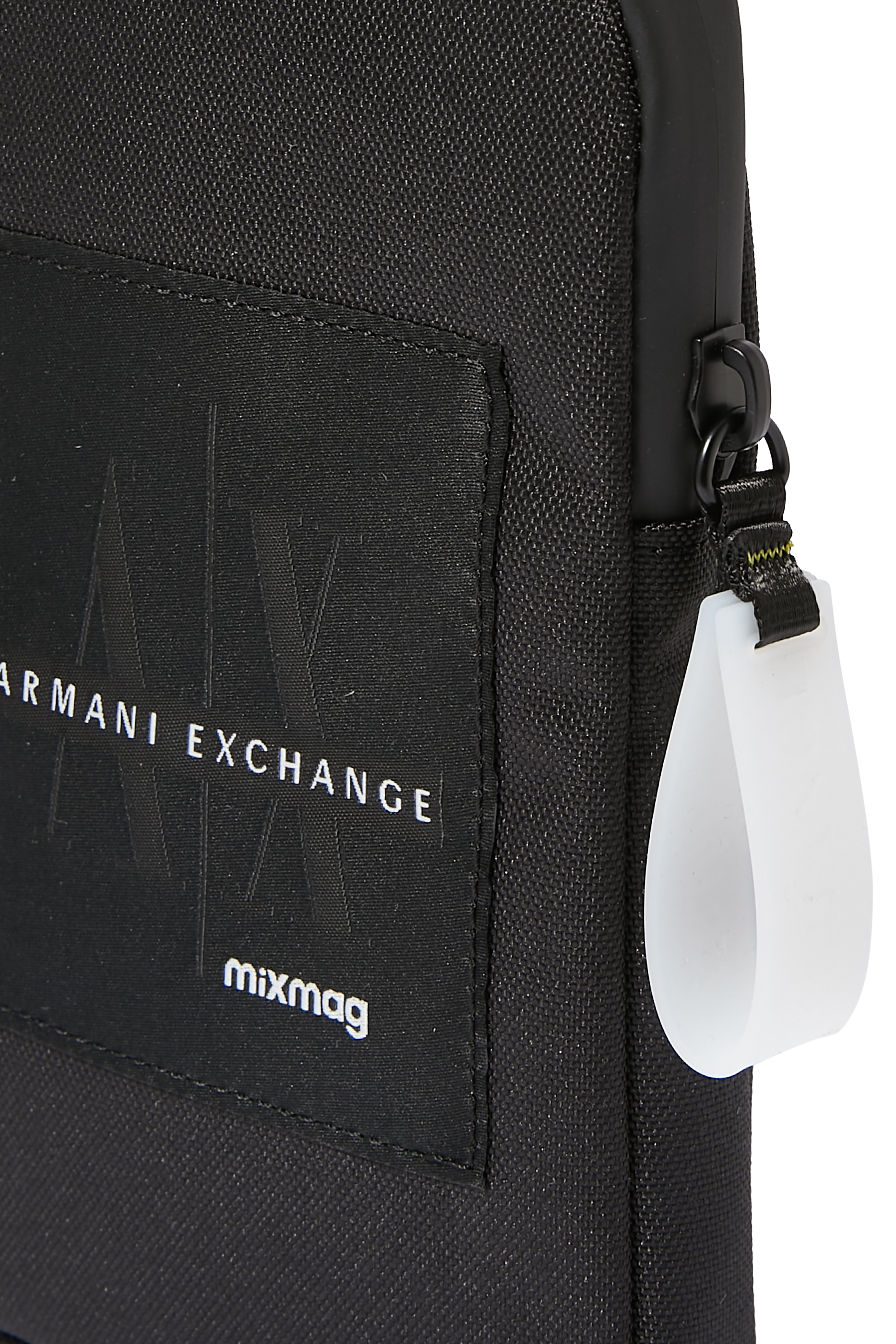 حافظة هاتف آيفون بشعار الماركة