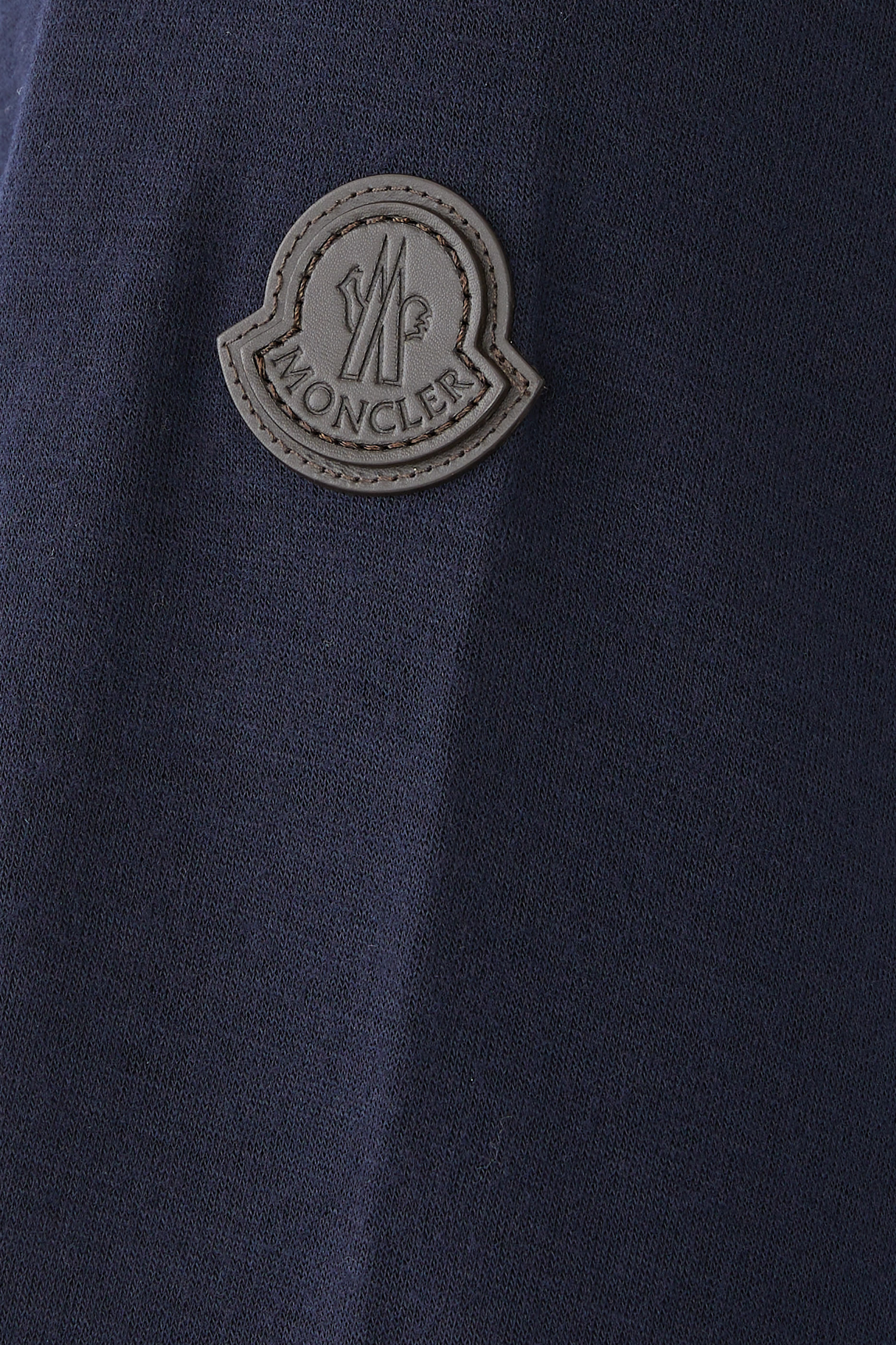 قميص بأكمام طويلة