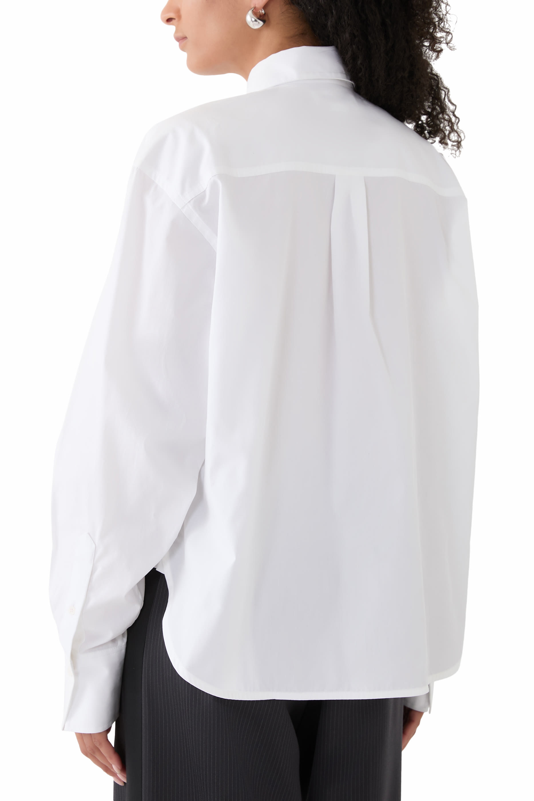 قميص قصير بأكمام طويلة