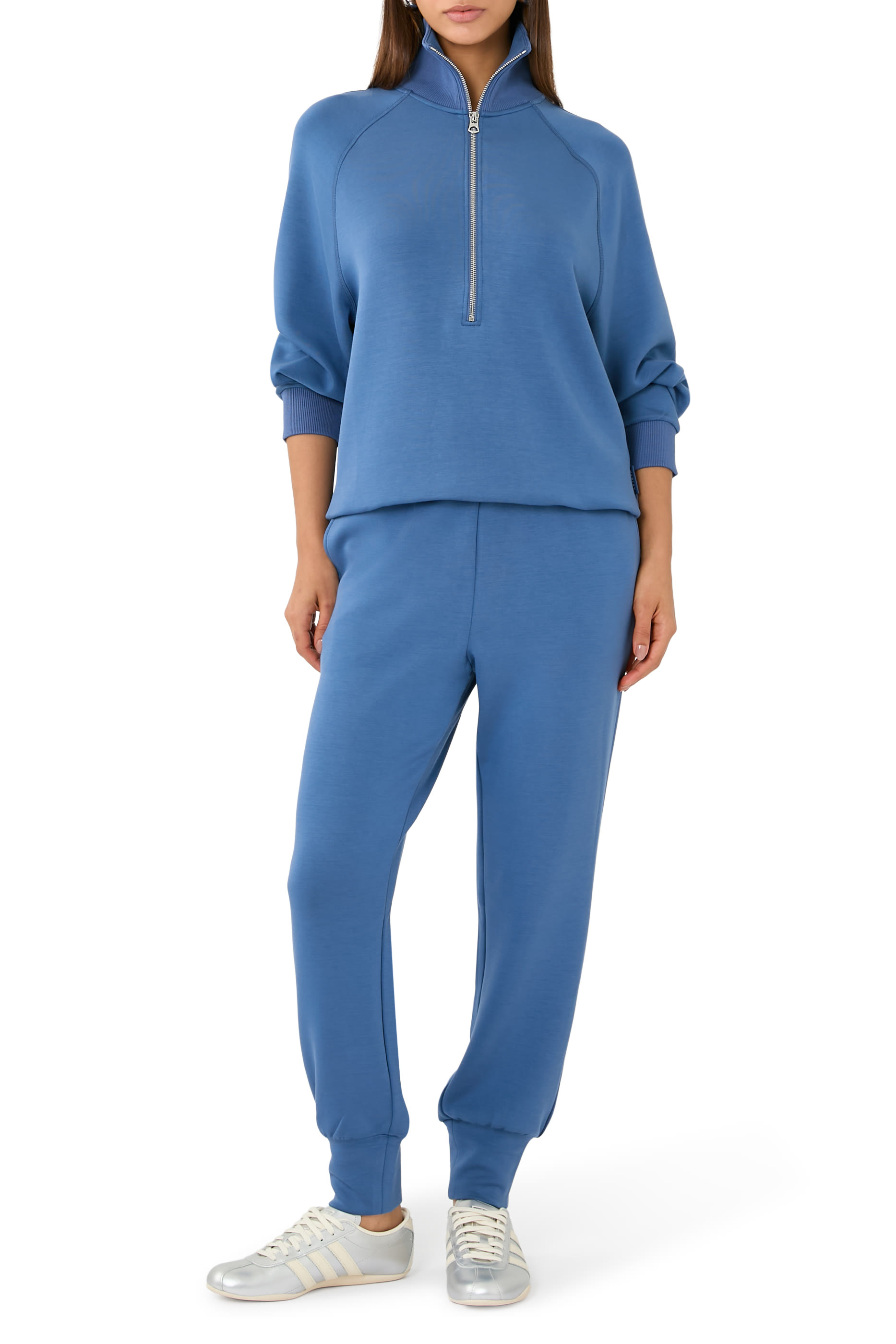 بنطال بقصة ضيقة وأساور