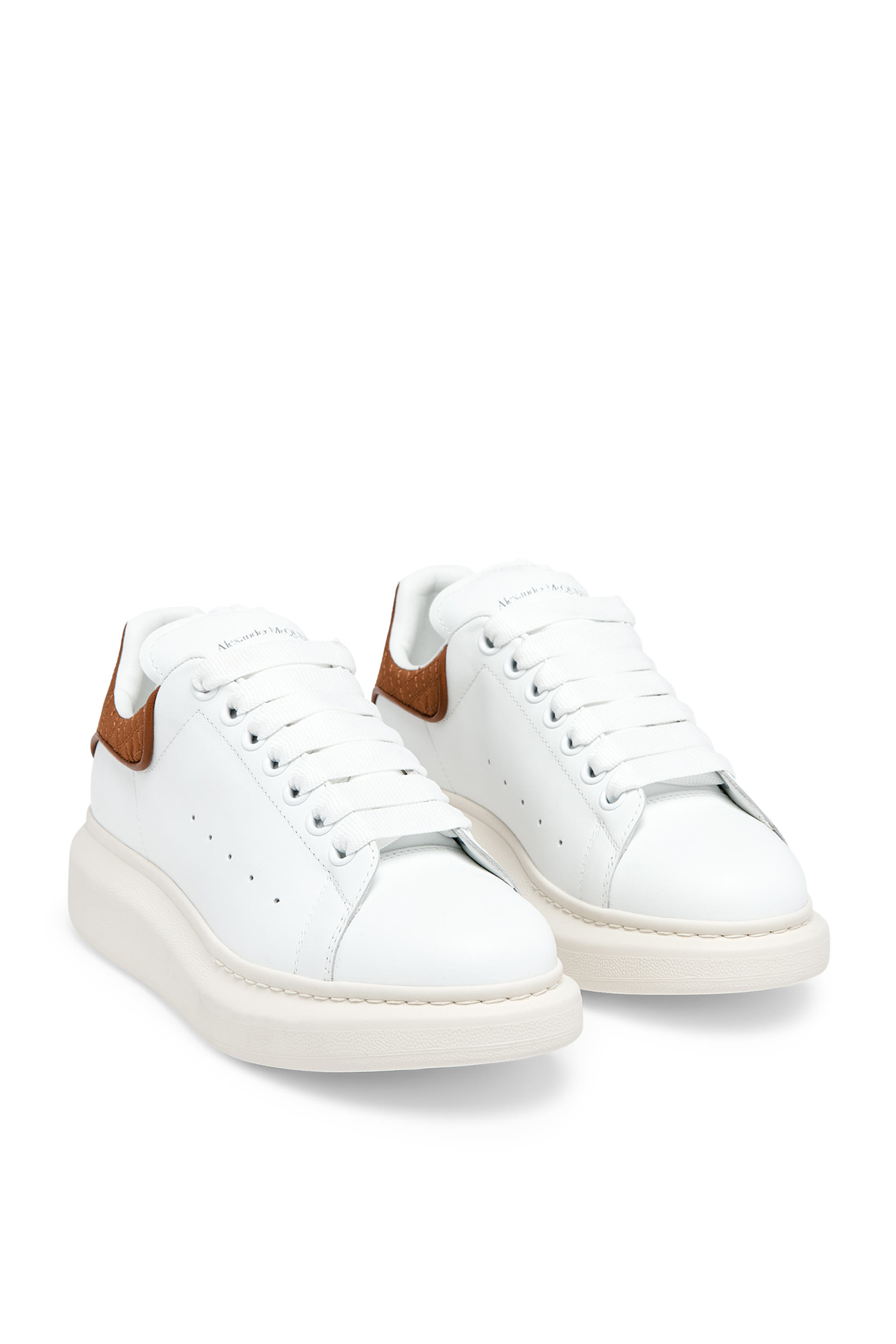 سنيكرز بنعل عريض للنساء