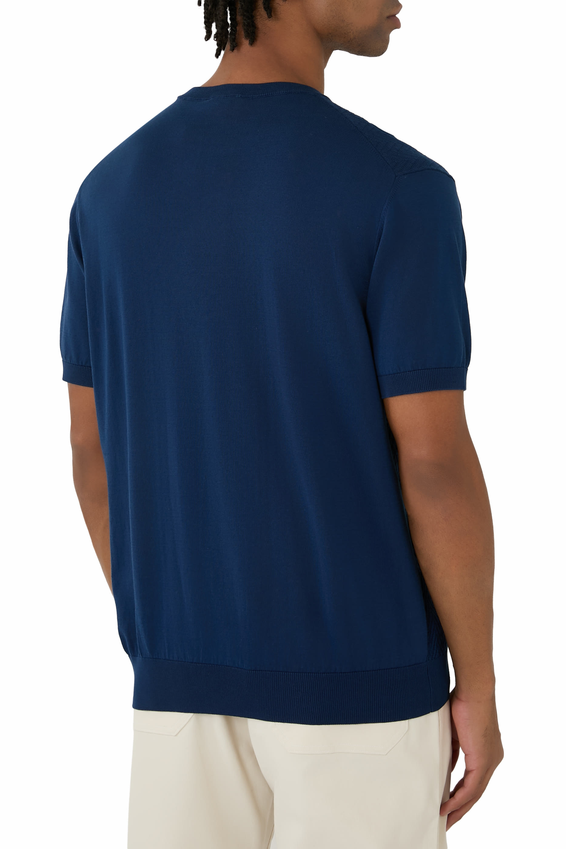 تيشيرت بياقة ضيقة وشعار الماركة