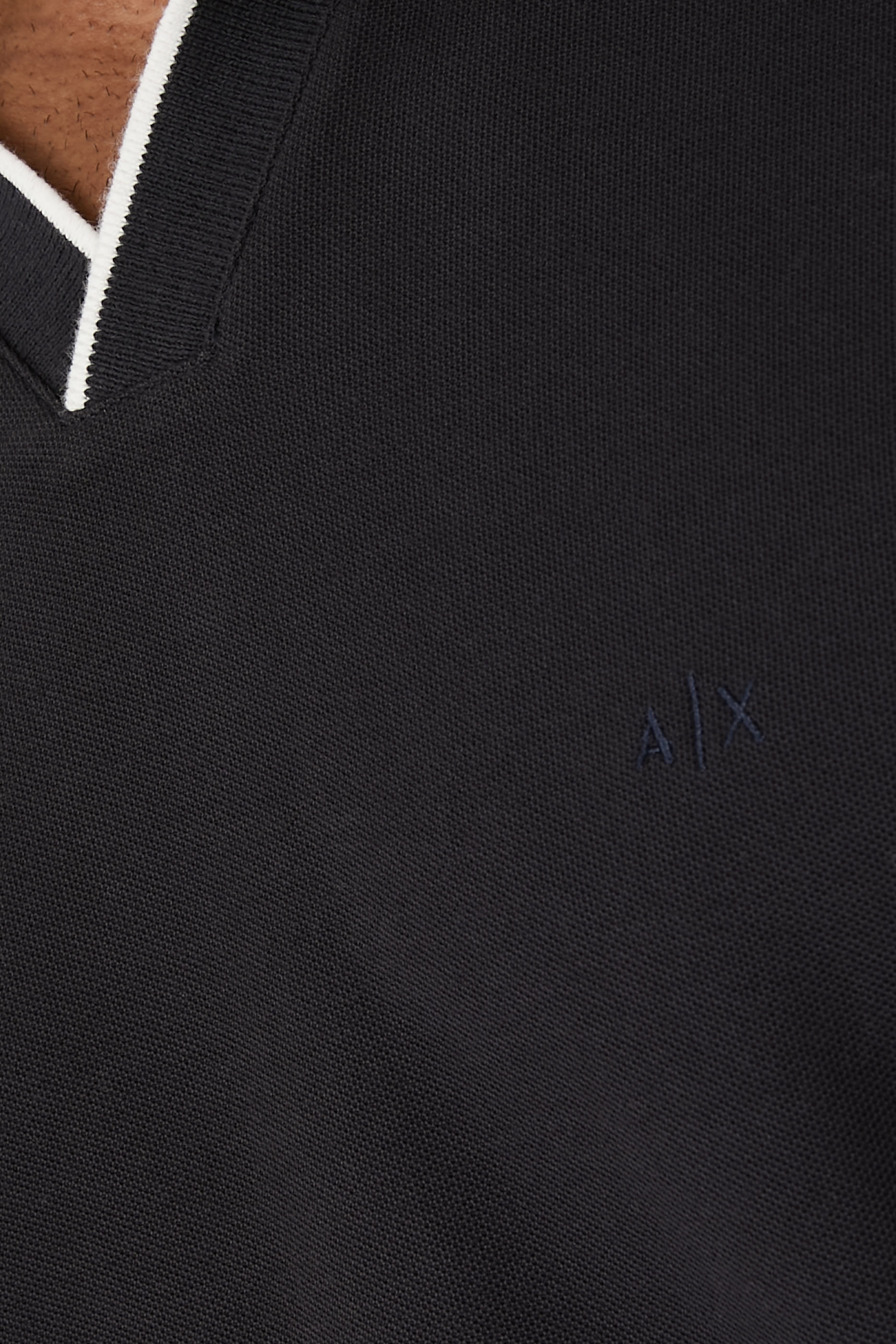 قميص بولو بتفاصيل مغايرة