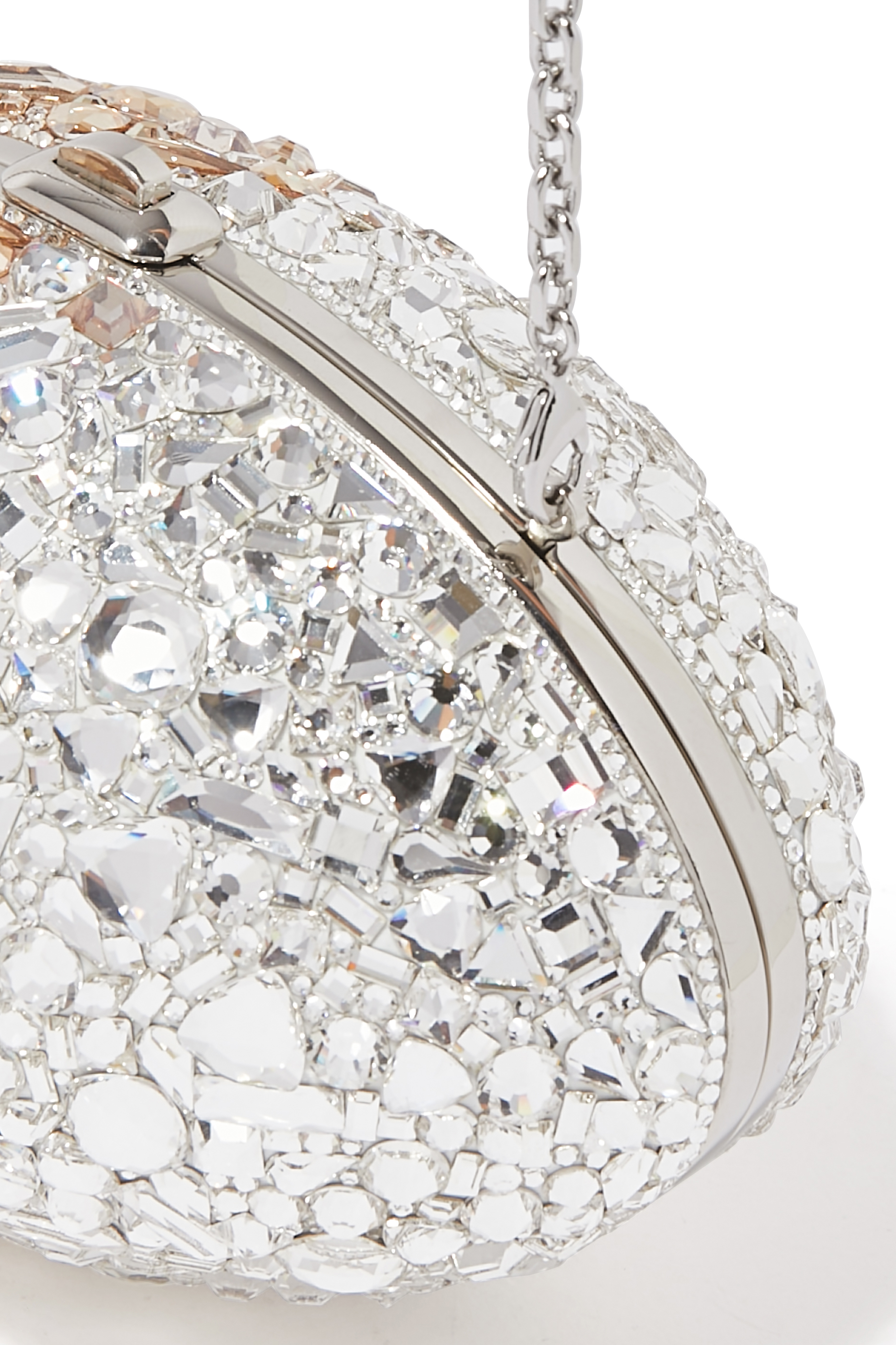 حقيبة بتصميم بيضة مرصعة للاحتفال بالذكرى الستين