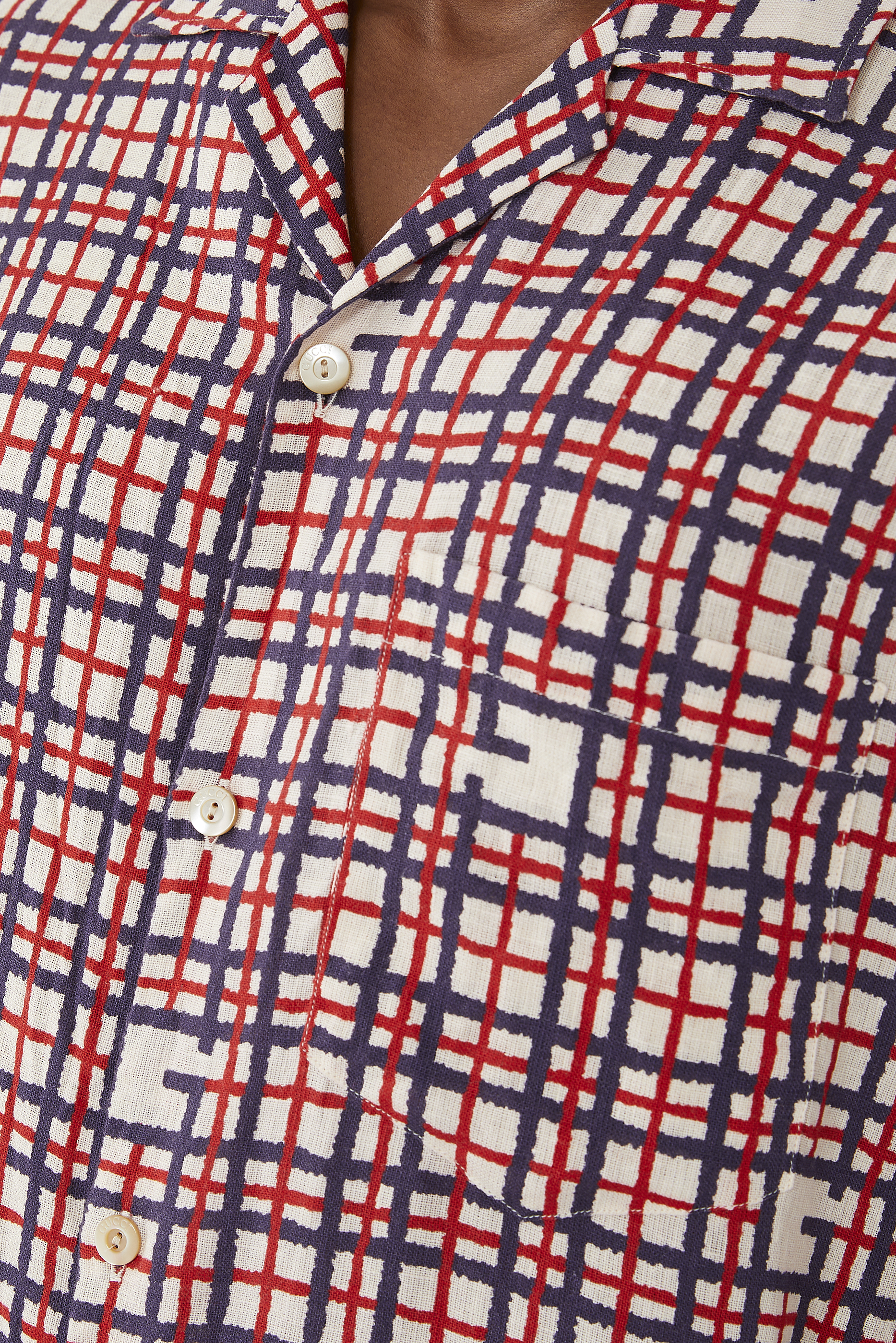 قميص بطبعة مربعات وحرف شعار الماركة بتصميم مربع