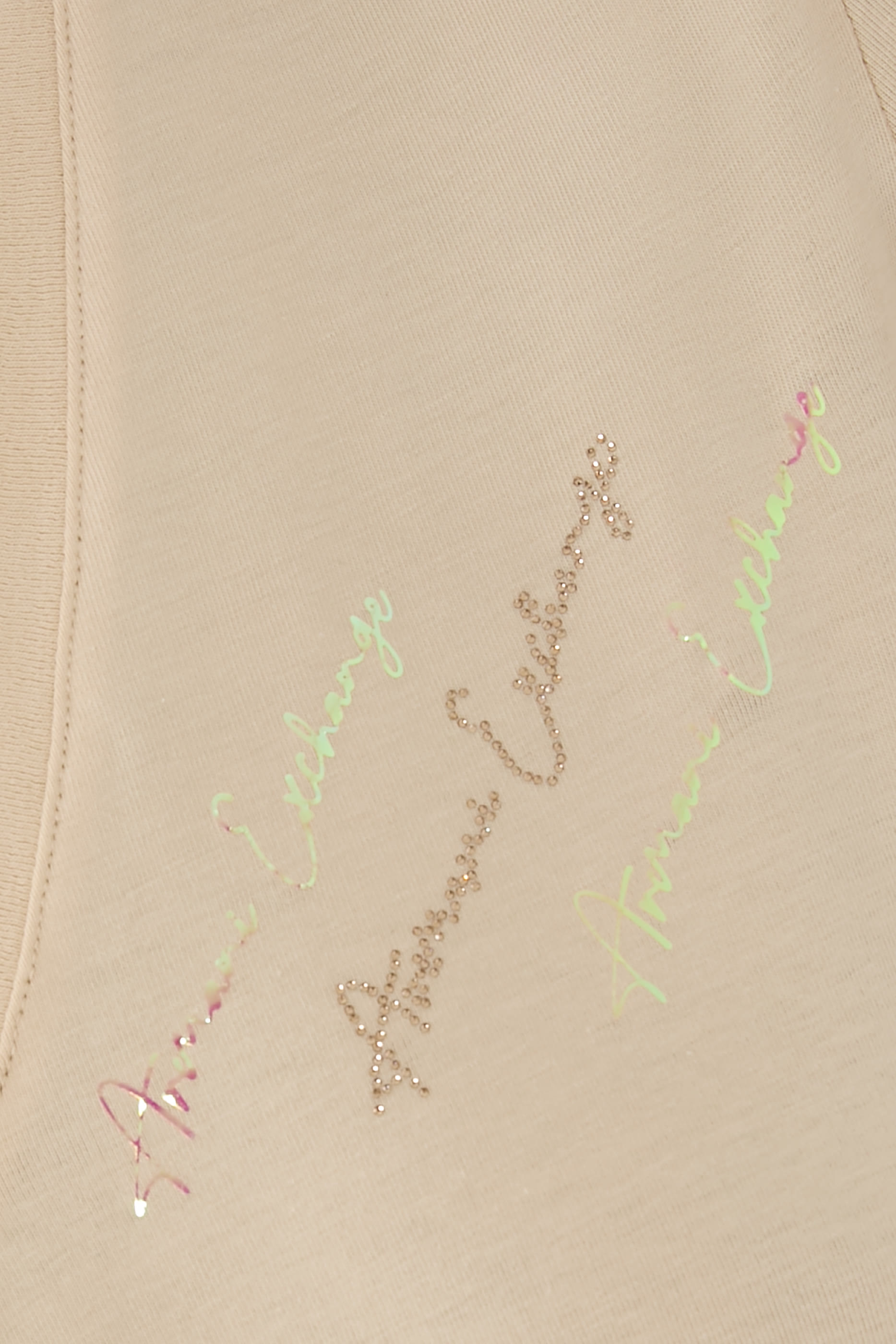 تيشيرت بياقة V وقصة ضيقة