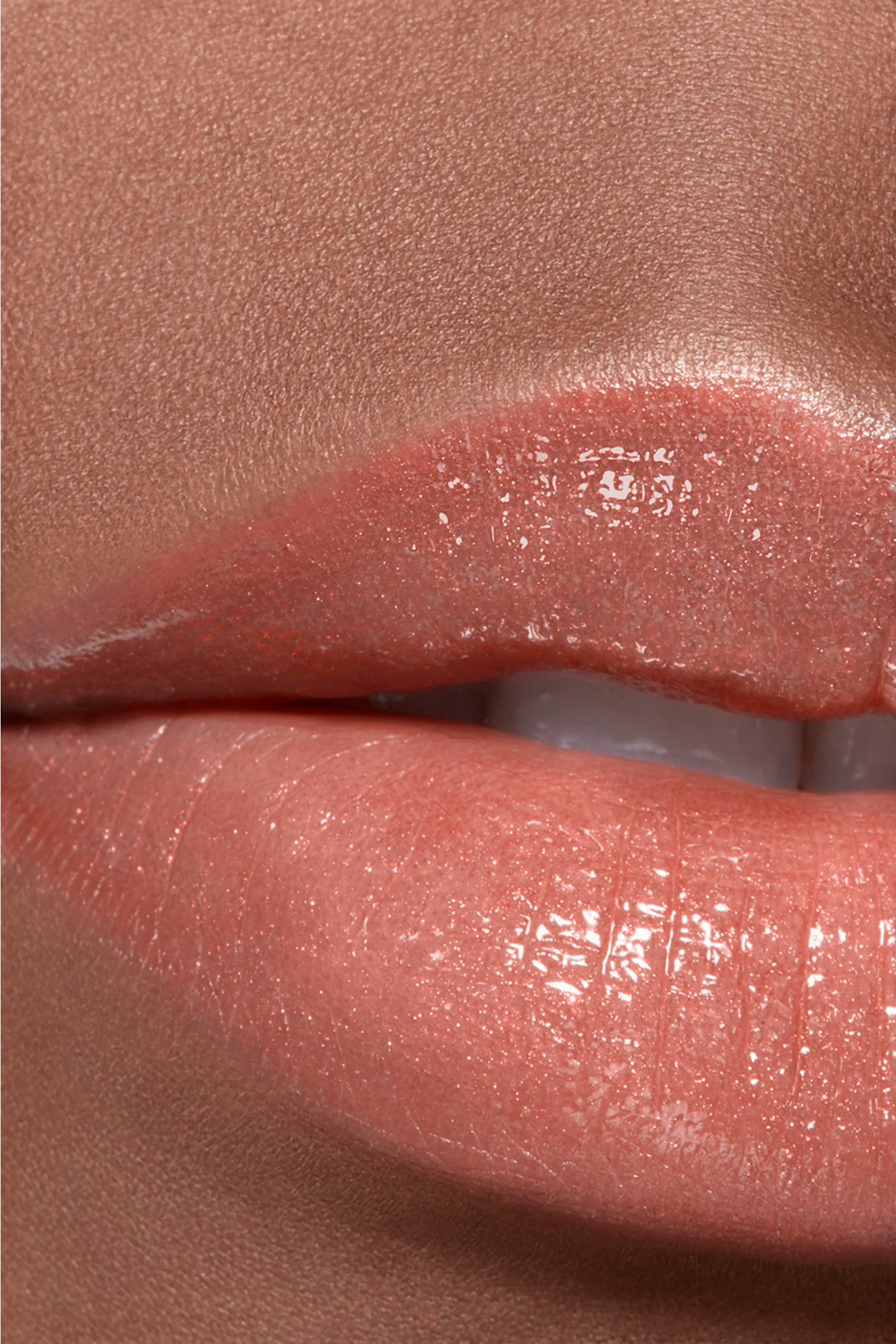 مرطب شفاه ملون Chanel Rouge Coco Baume Shine Hydrating Beautifying