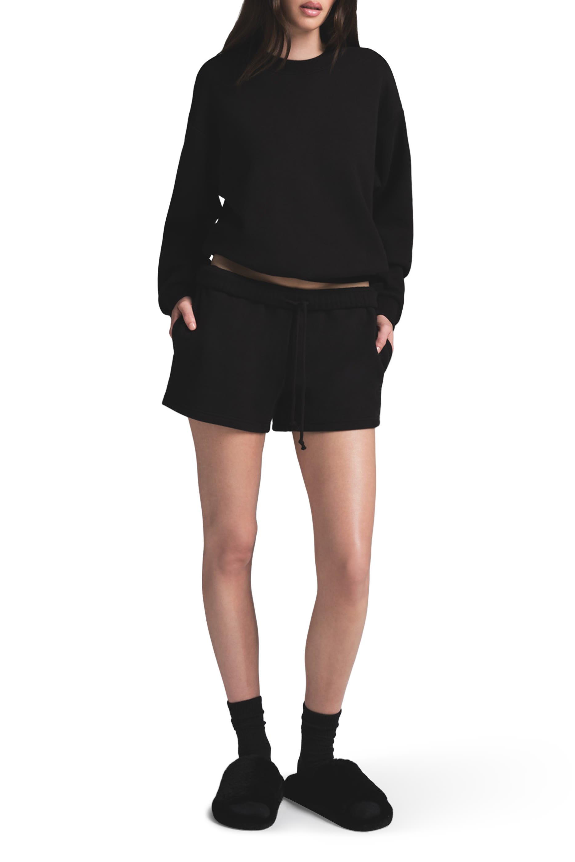 سويت شيرت كلاسيكي بياقة ضيقة صوف وقطن