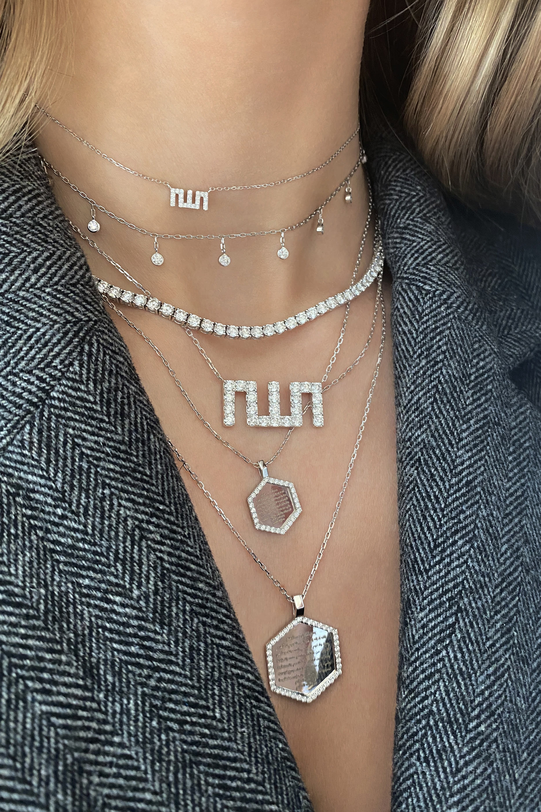 قلادة بدلاية بتصميم لفظ الجلالة متوسطة مرصعة بالماس ذهب أبيض عيار 18