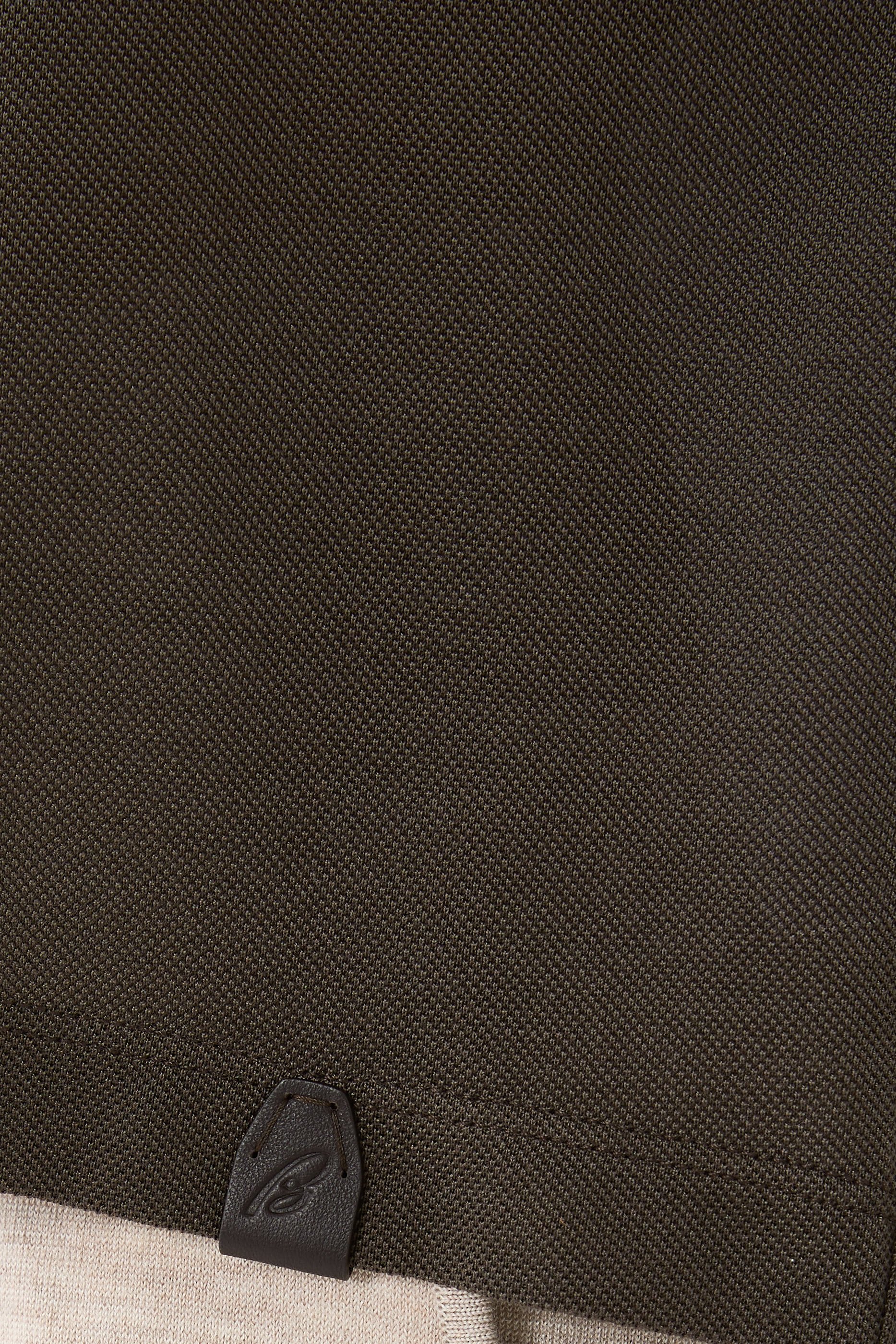 تيشيرت بياقة ضيقة