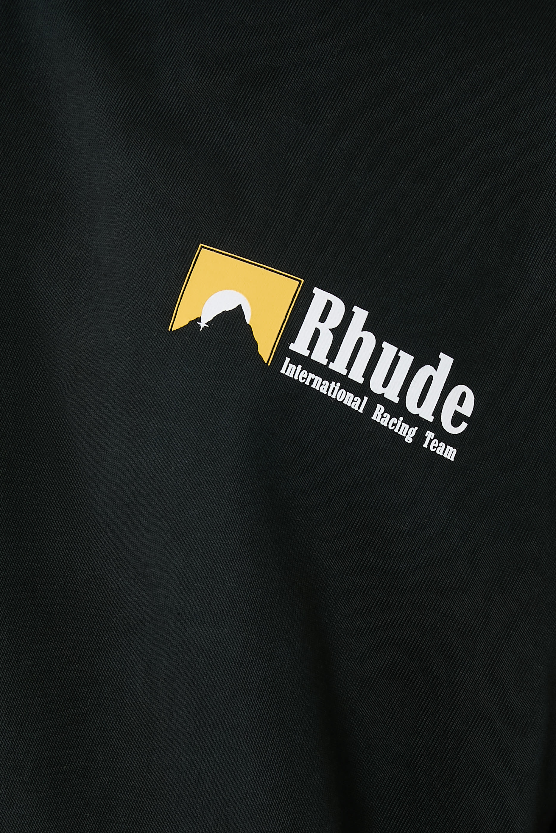 تيشيرت بشعار الماركة