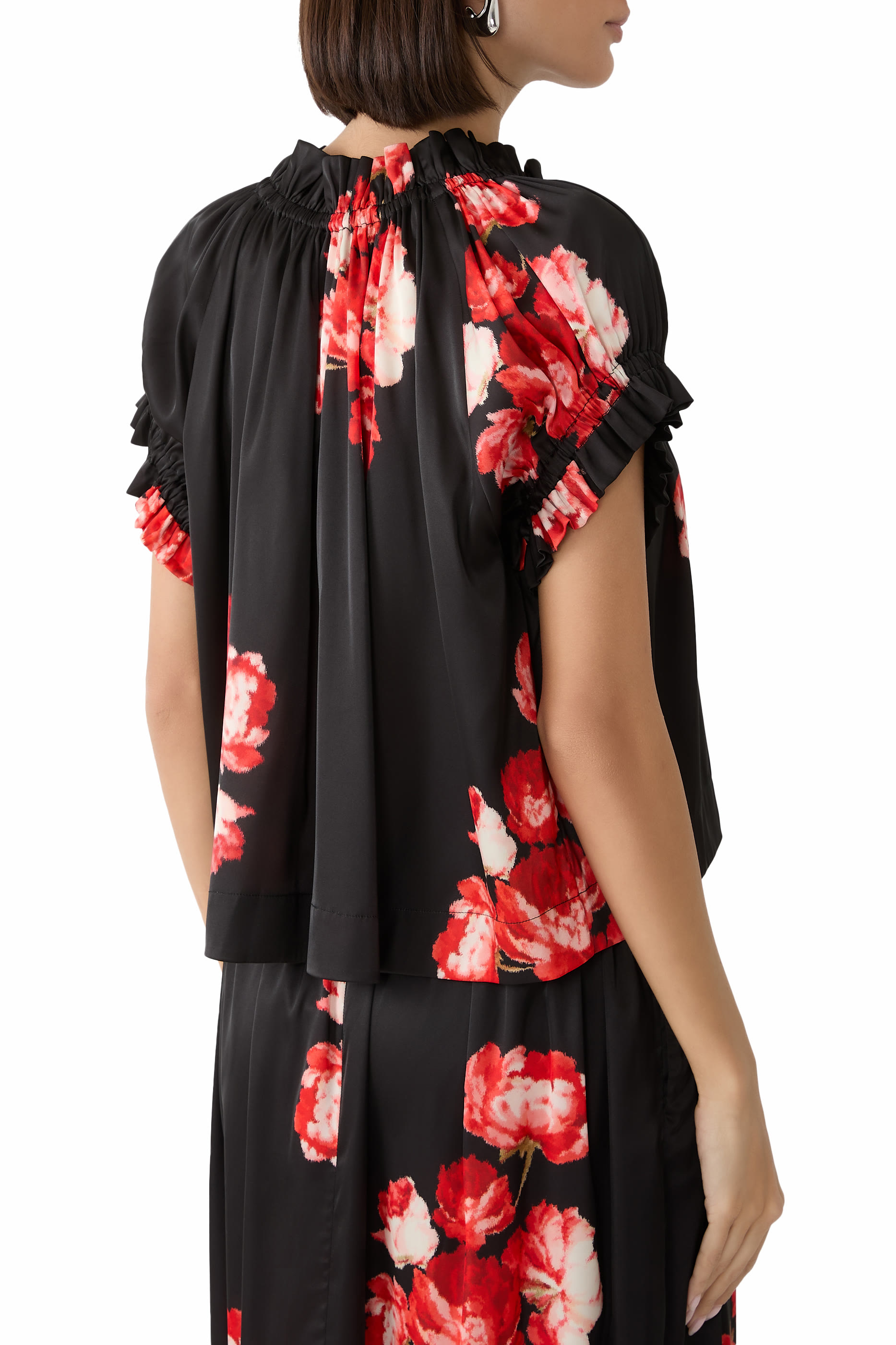 بلوزة بنقشة زهور توليب وكشكش