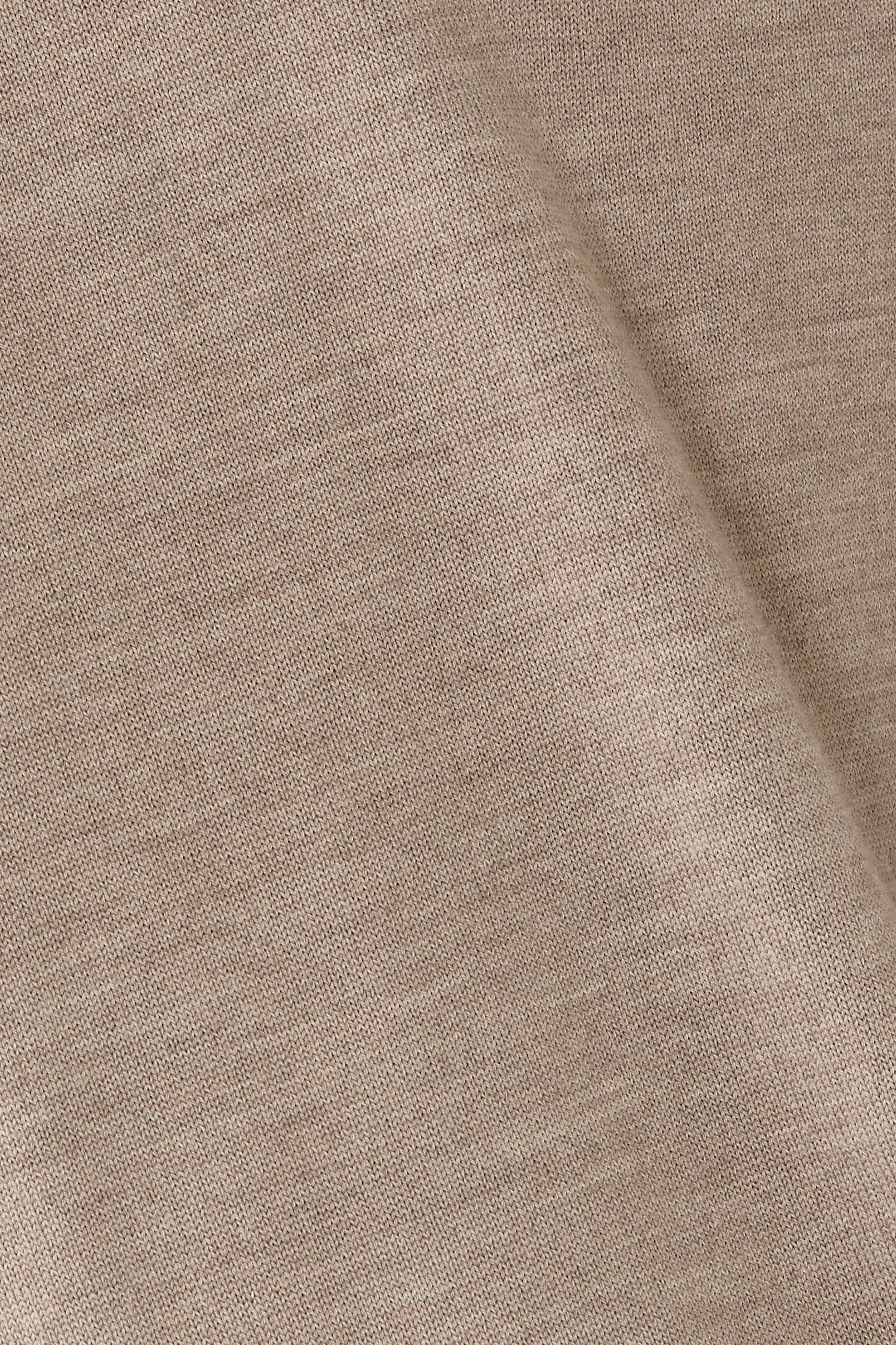 سترة بياقة ضيقة بشعار الماركة