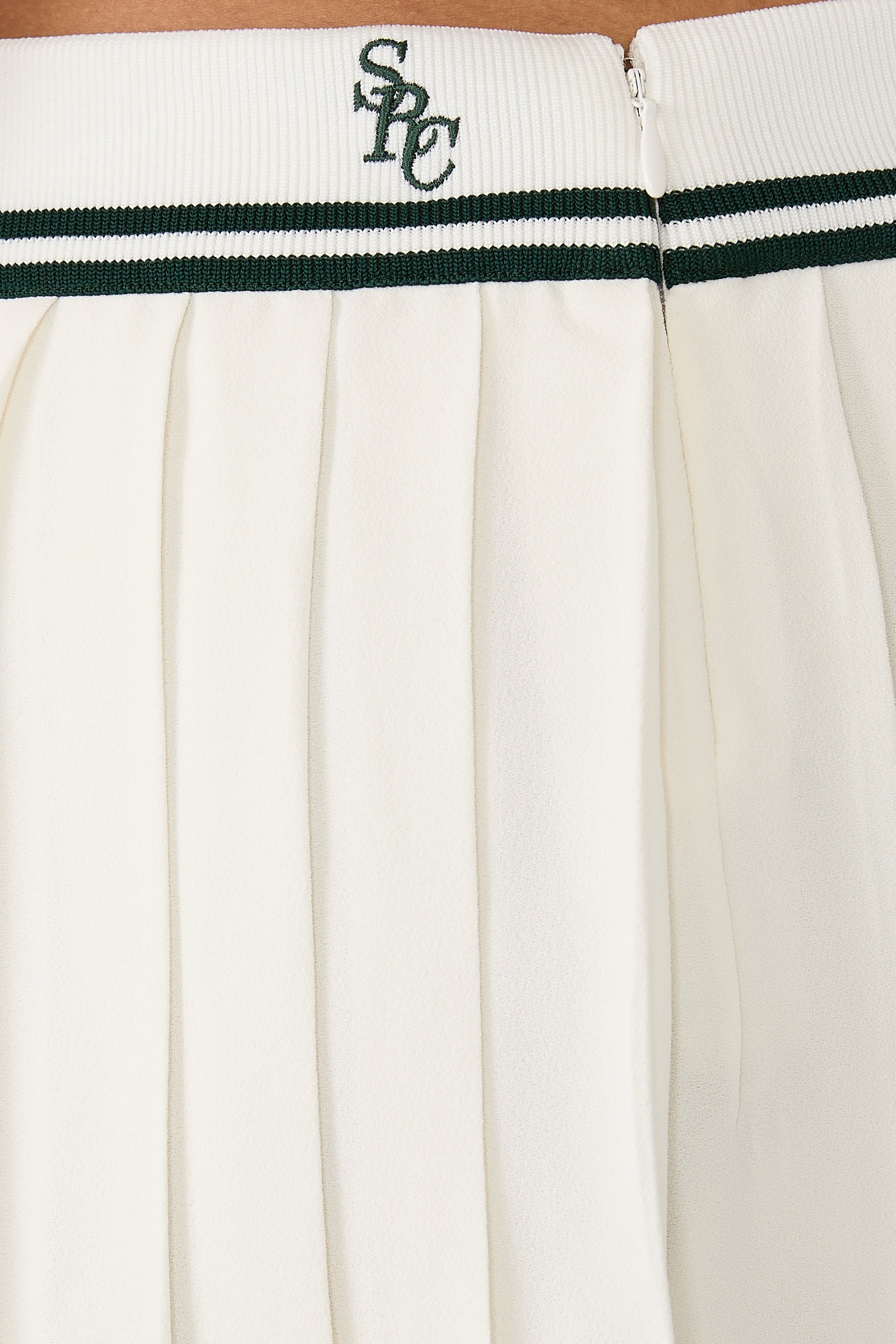 تنورة أبيجيل بشعار الماركة