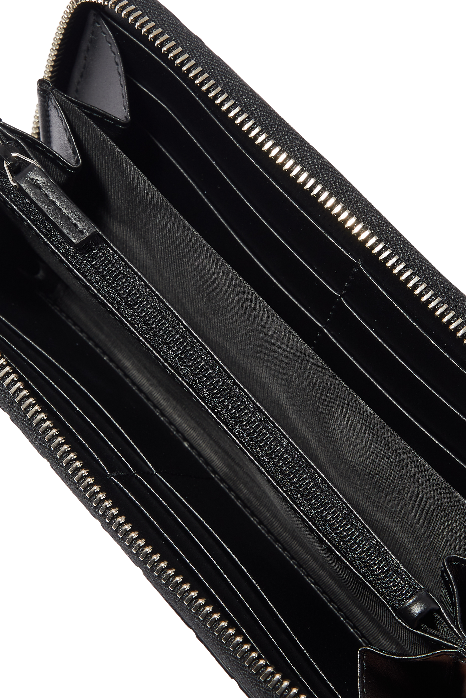 محفظة بسحاب وشعار الماركة