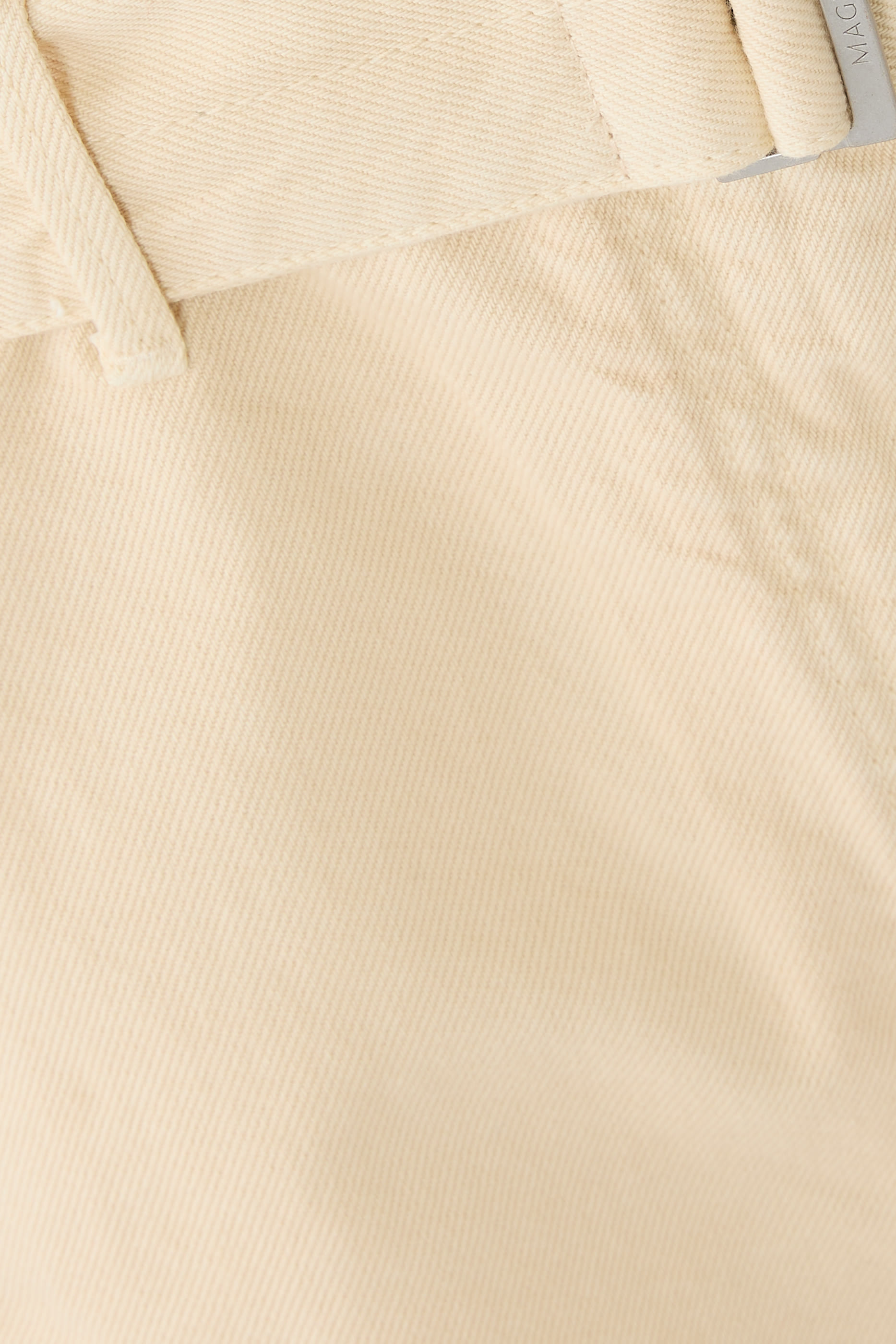 بنطال بقصة ساق واسعة وحزام دنيم