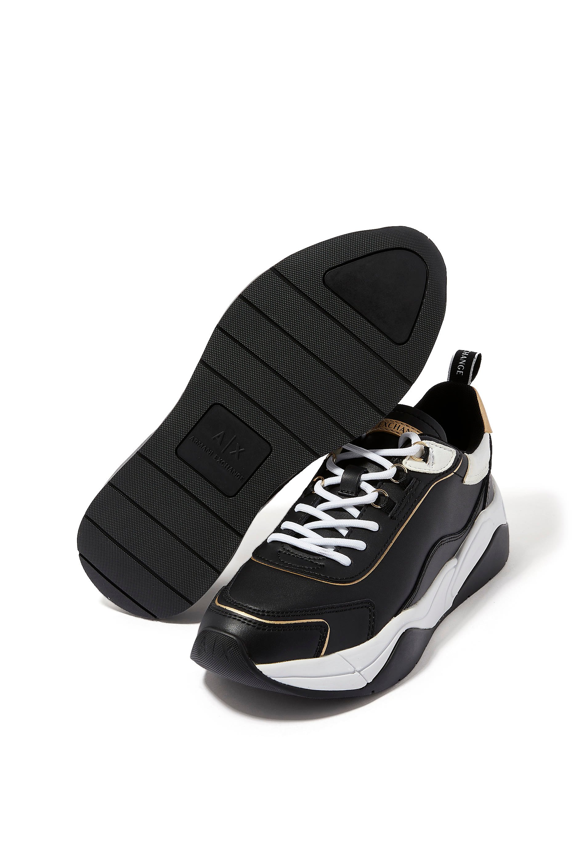 سنيكرز جلد بحلية بشعار الماركة