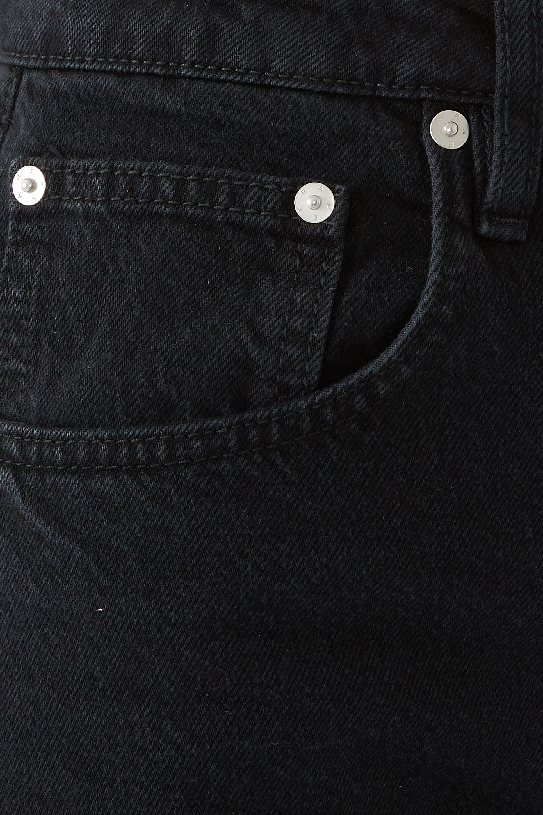 بنطال جينز طويل للغاية بقصة مقوسة