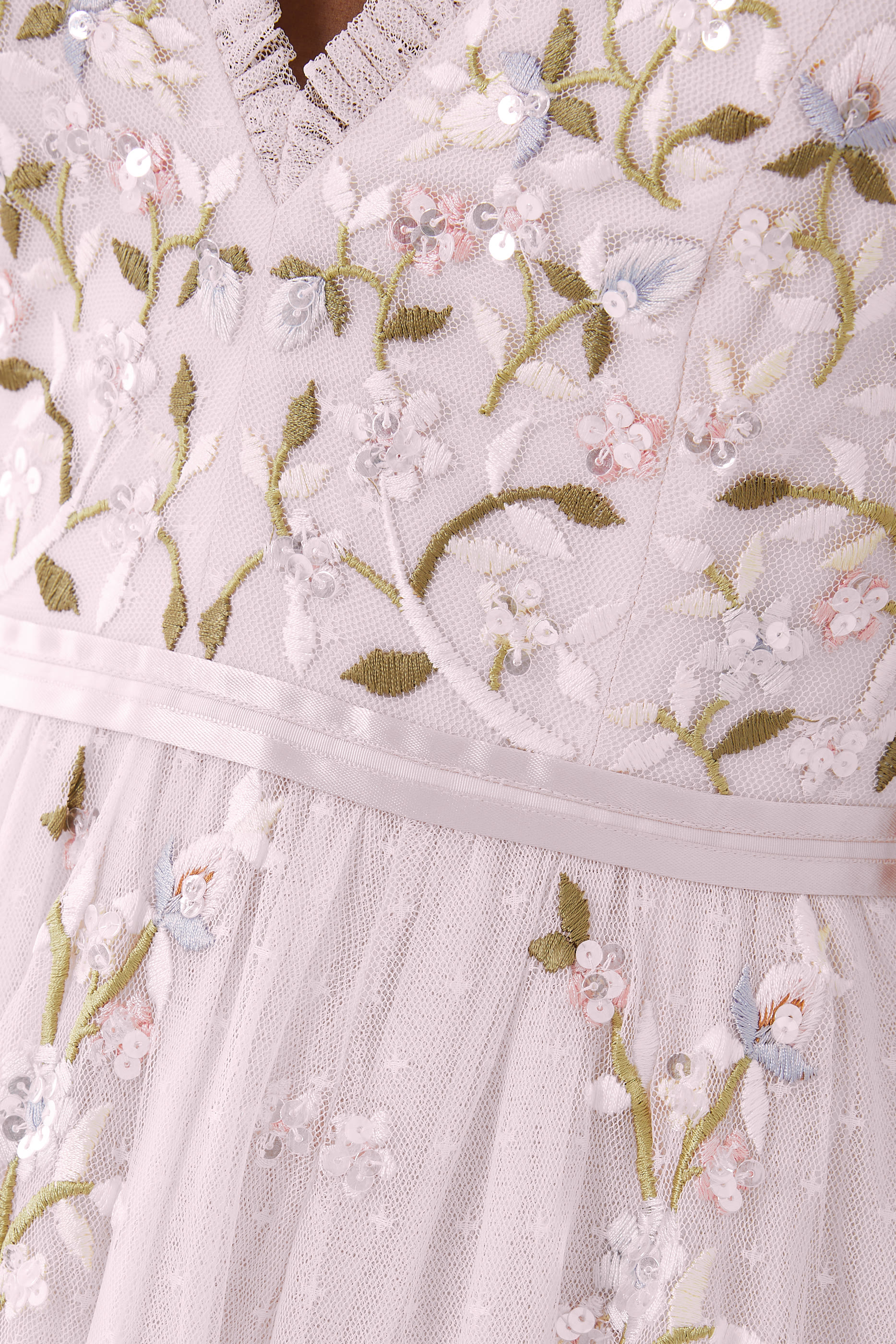 فستان سهرة بتونيا بنمط كاميسول