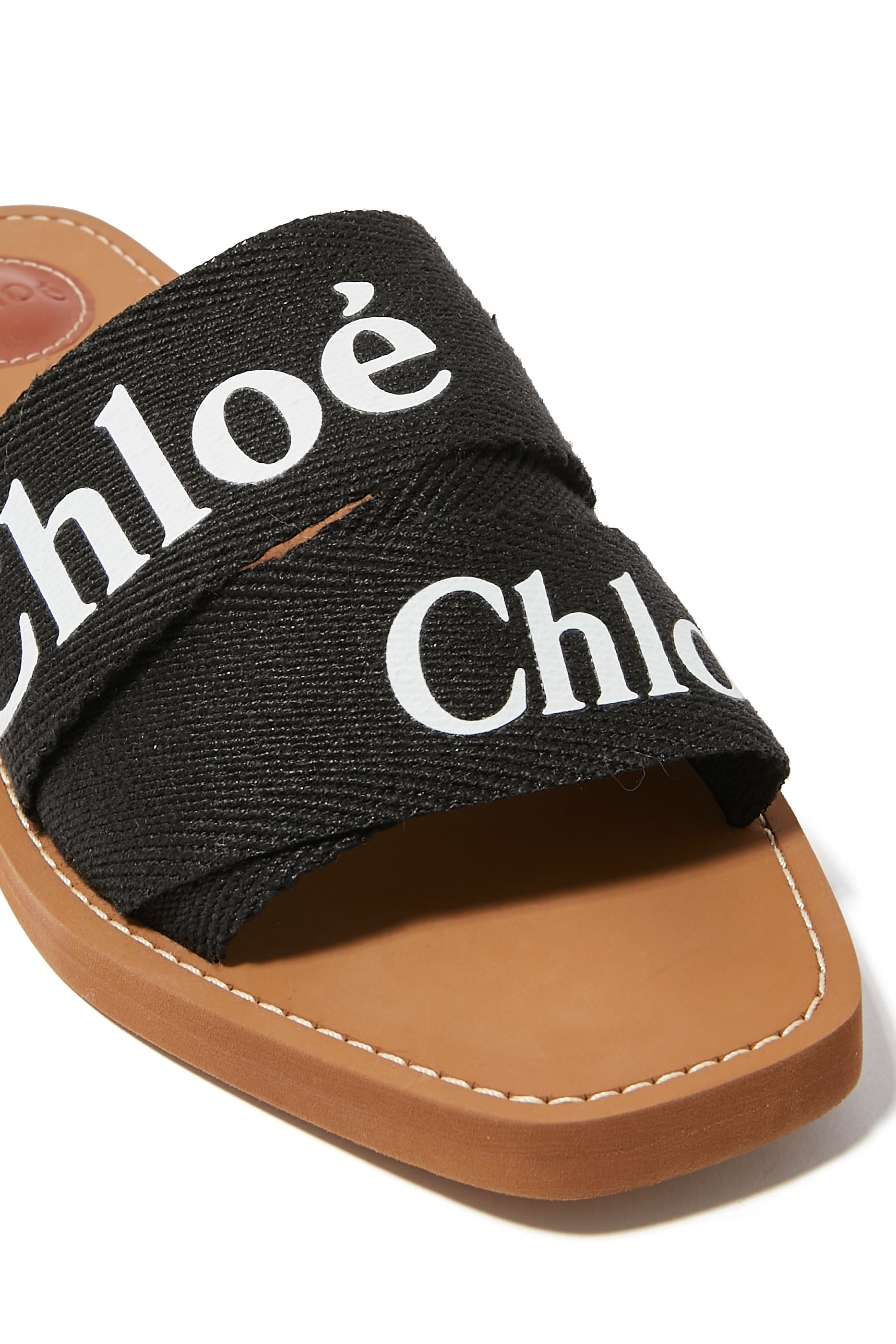 حذاء وودي مفتوح من الخلف بشعار الماركة