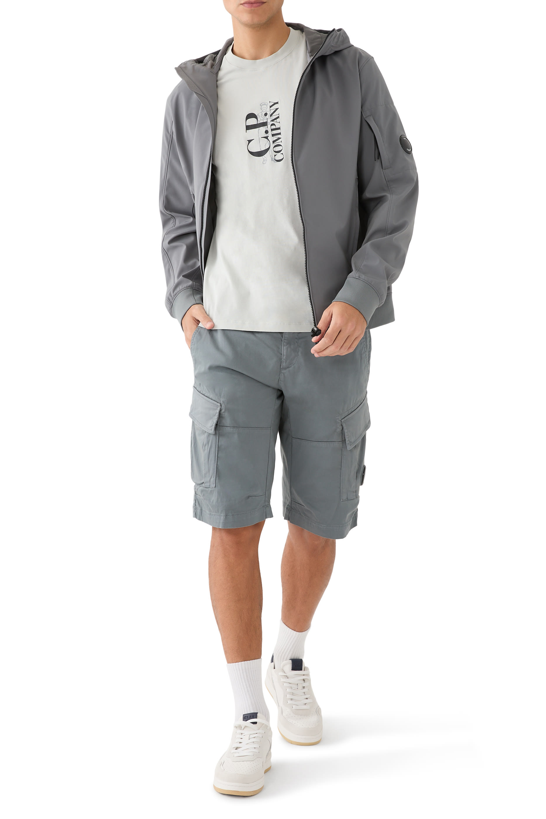 جاكيت غطاء للرأس وشعار الماركة شيل ار