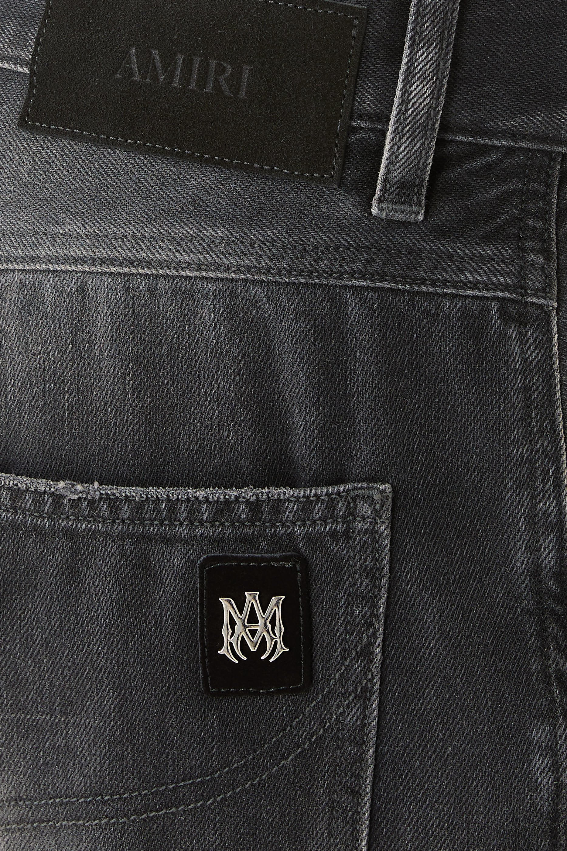 بنطال جينز بقصة واسعة من الأسفل