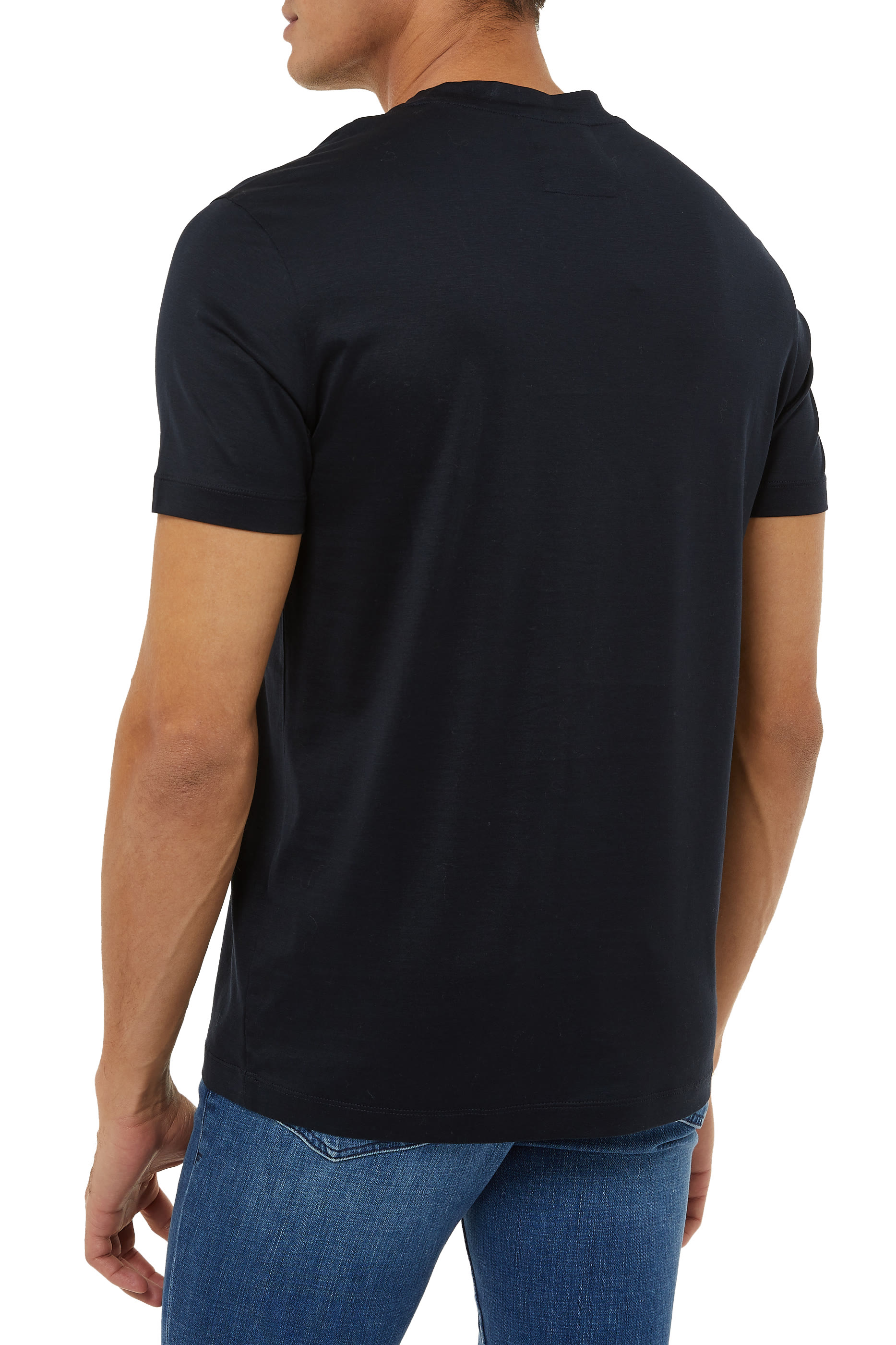 تيشيرت بشعار الماركة صغير ضمن تشكيلة الملابس الأساسية