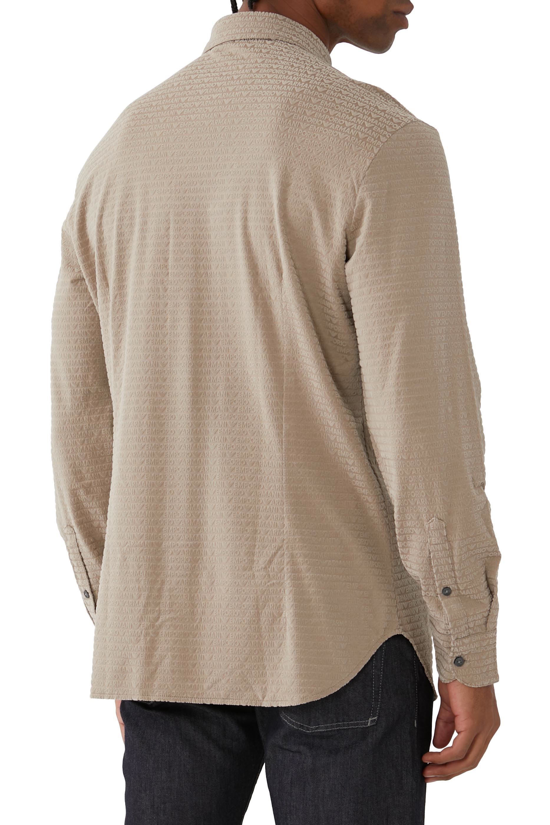 قميص بأكمام طويلة وشعار الماركة بحجم صغير