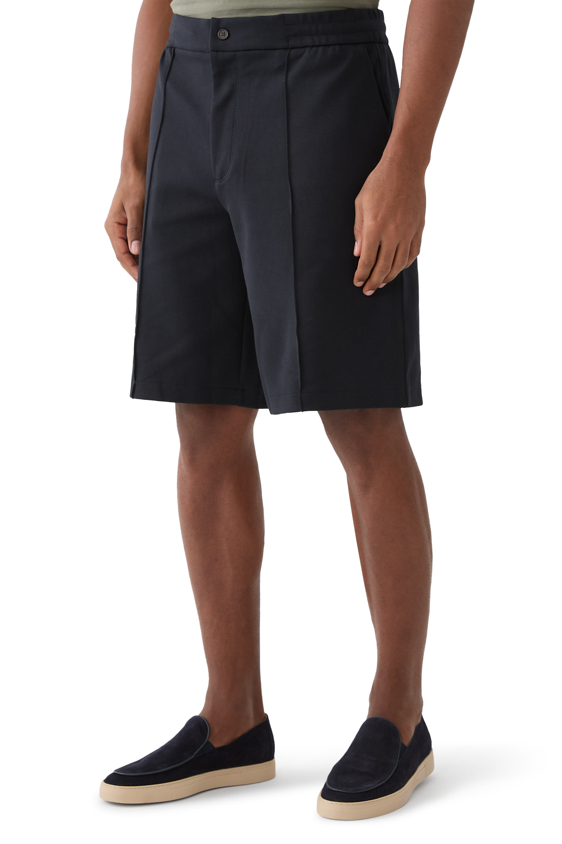 شورت بشعار الماركة