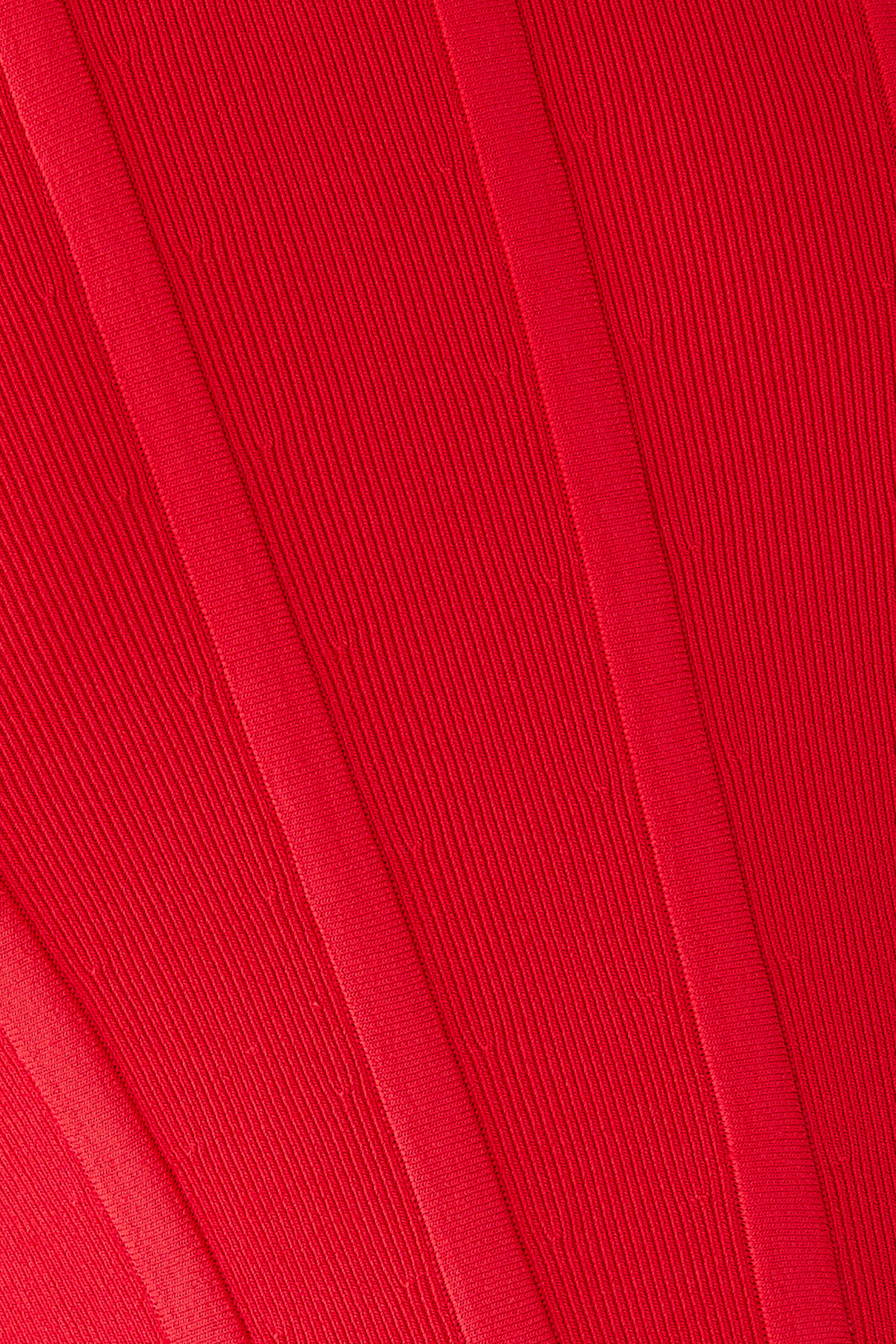 بلوزة ساريا بلا أكمام بتصميم مشد