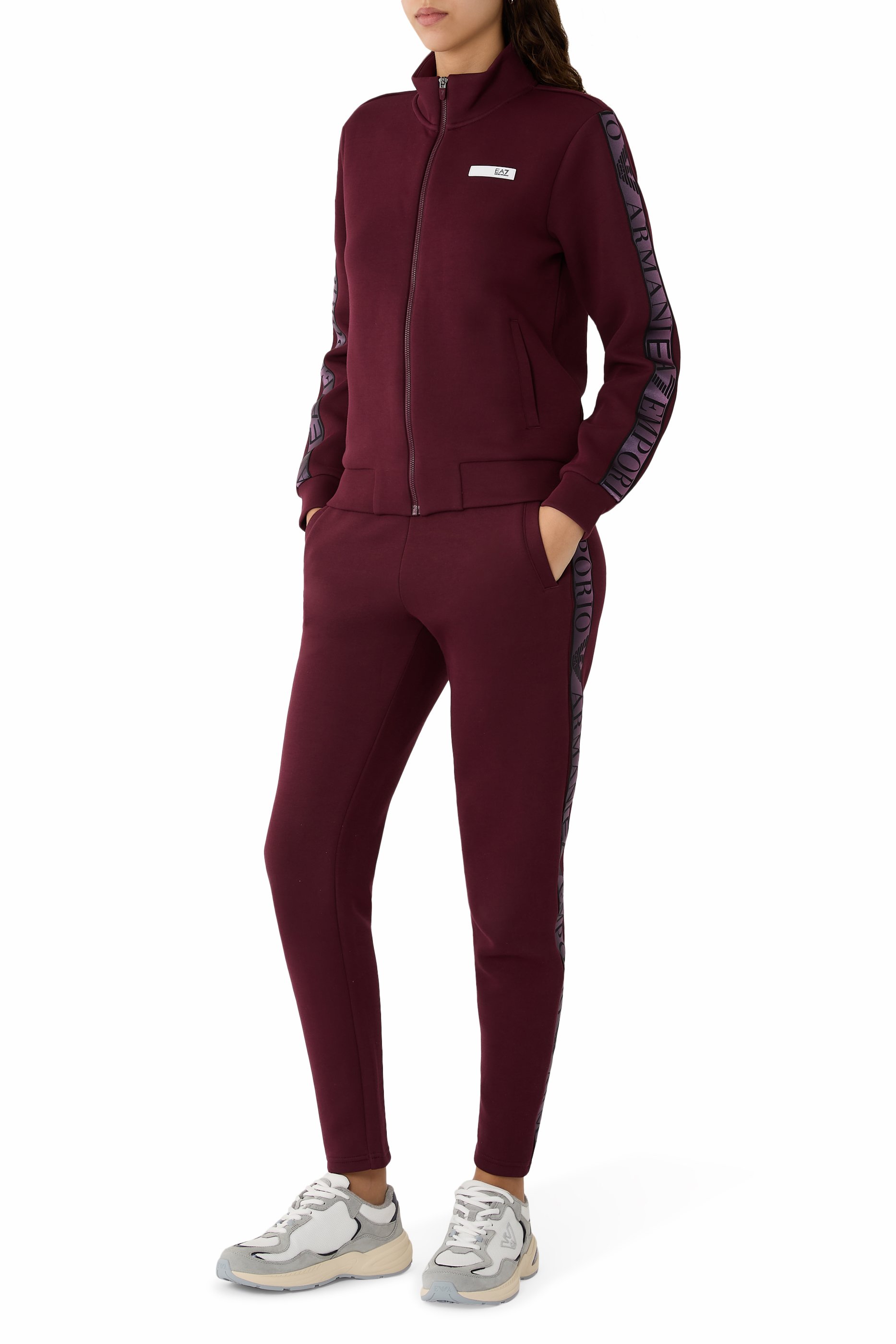 سنيكرز مزين بحلية شعار الماركة قماش شبكي