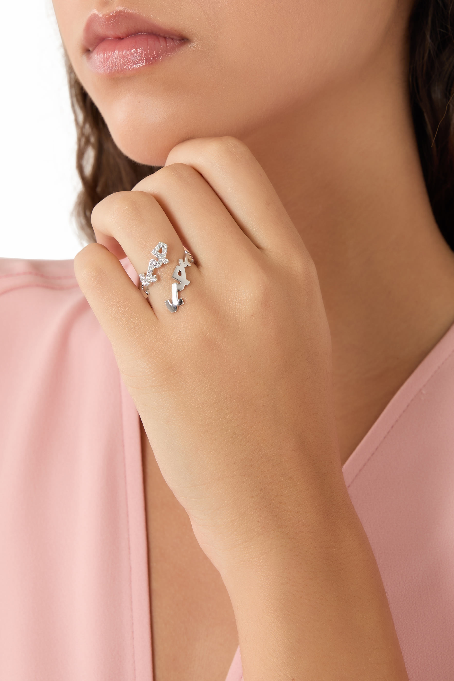 خاتم بتصميم كلمة "حب"مرصع بالماس ذهب أبيض عيار 18