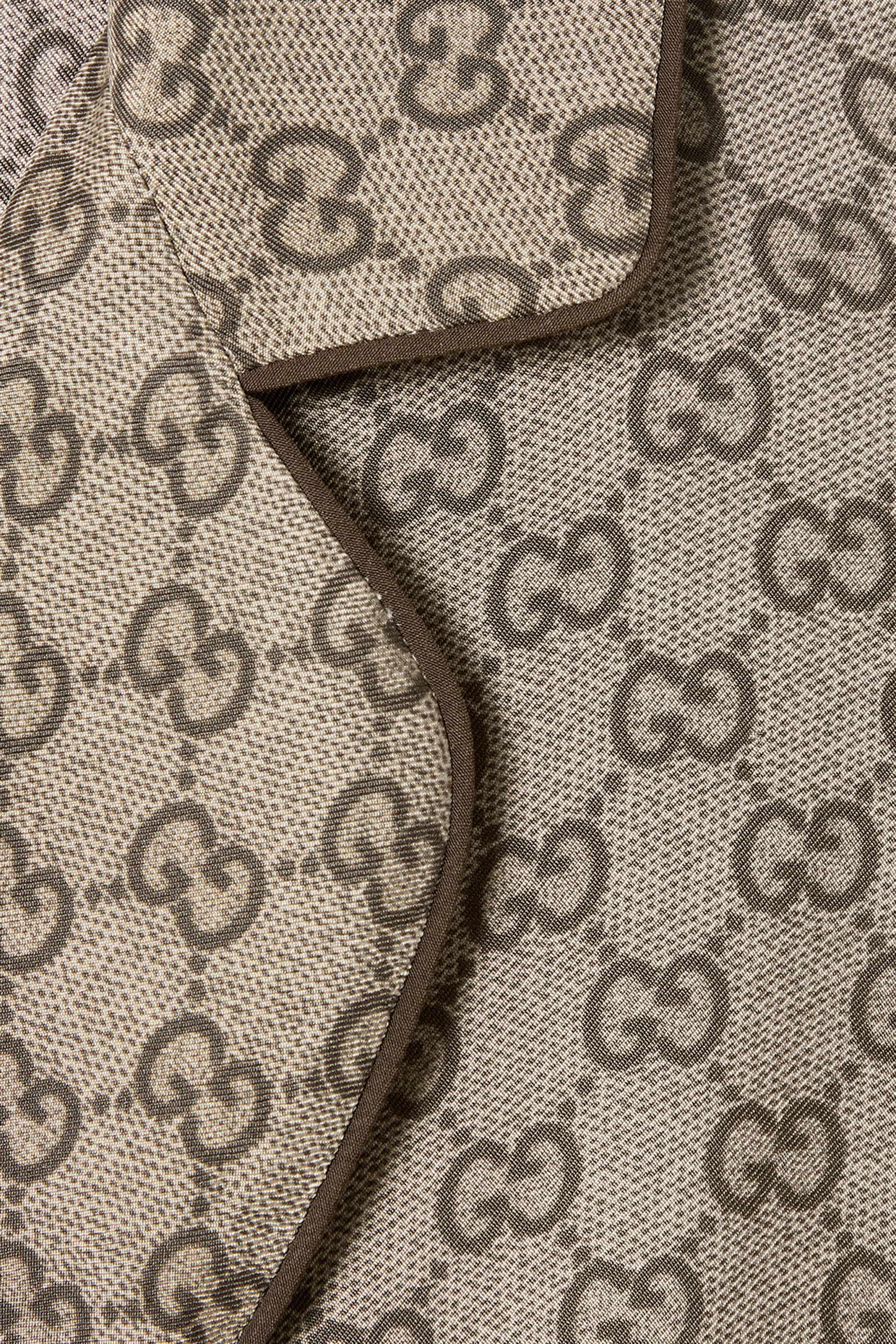 قميص حرير تويل مزين كليا بنقشة حرفي شعار الماركة