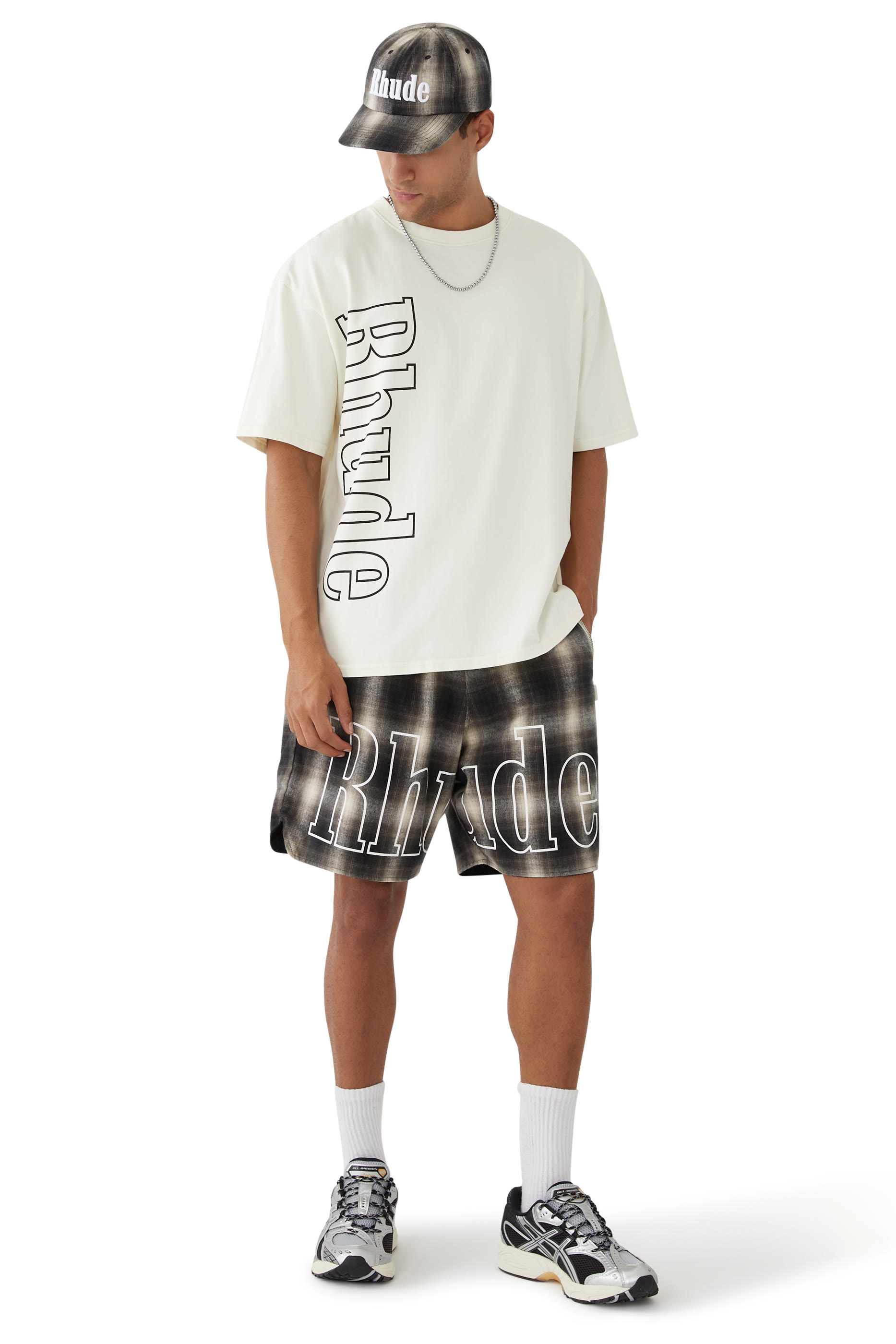 شورت بشعار بنقشة مربعات