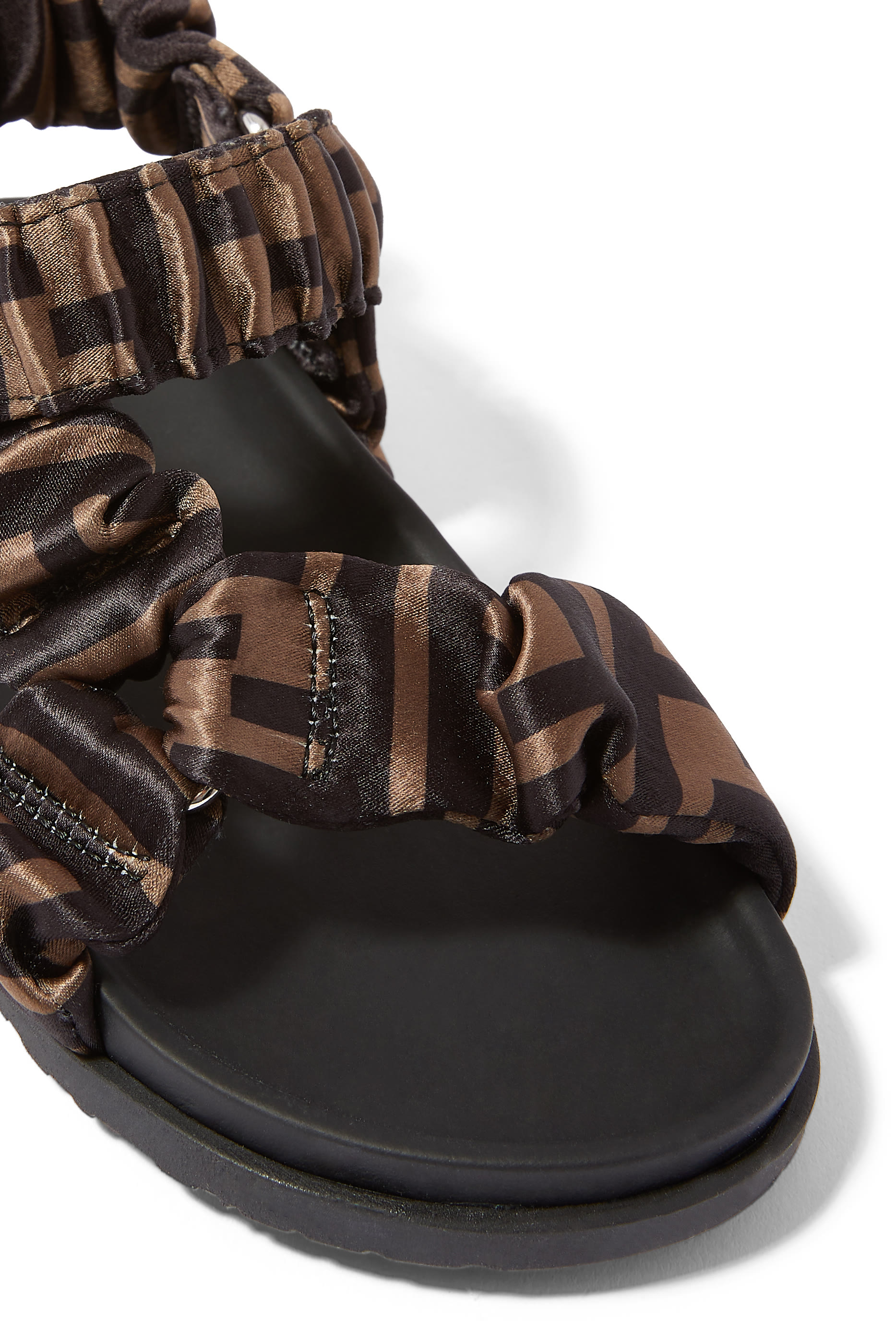 صندل للأطفال بحروف شعار الماركة