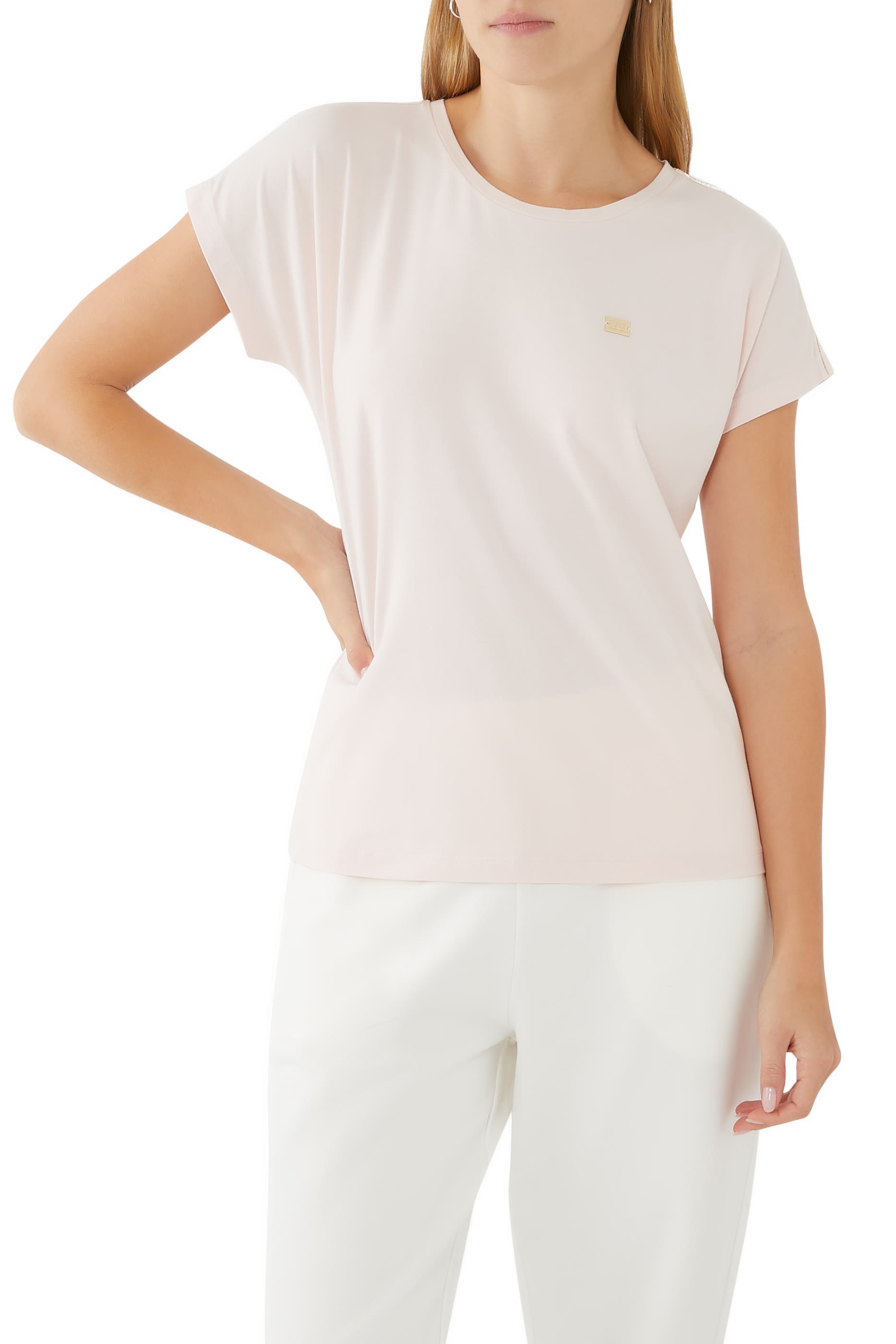 تيشيرت بأكمام قصيرة وشعار الماركة