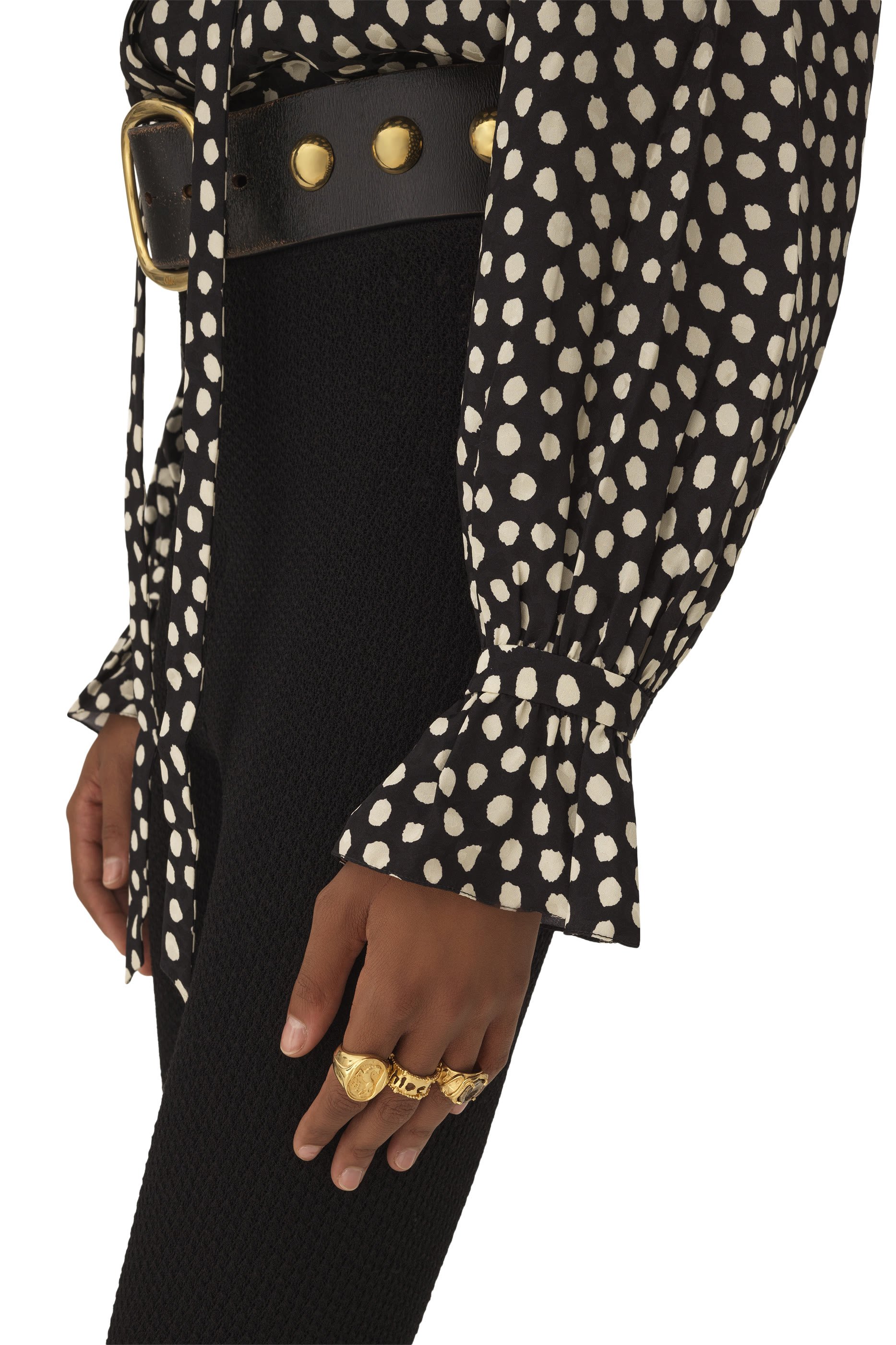 بلوزة بربطة في الأمام وكشكش