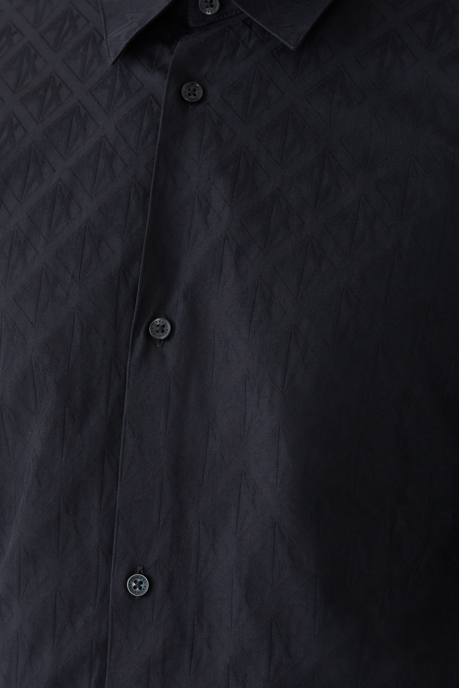 قميص بقصة عادية ونقشة شعار الماركة بالكامل