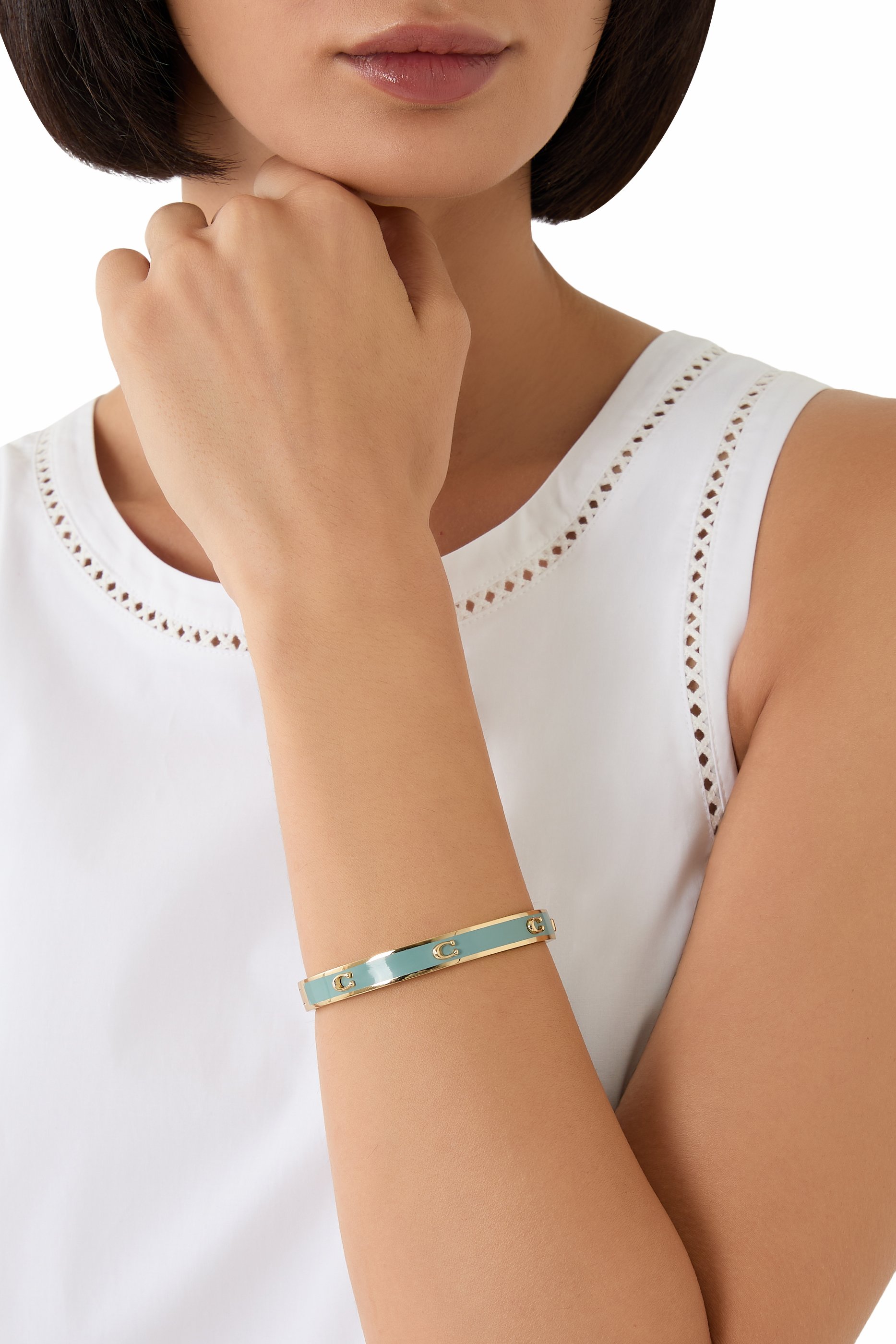 سوار بمفصلة وحلي بارزة بتصميم شعار الماركة مطلي بالمينا