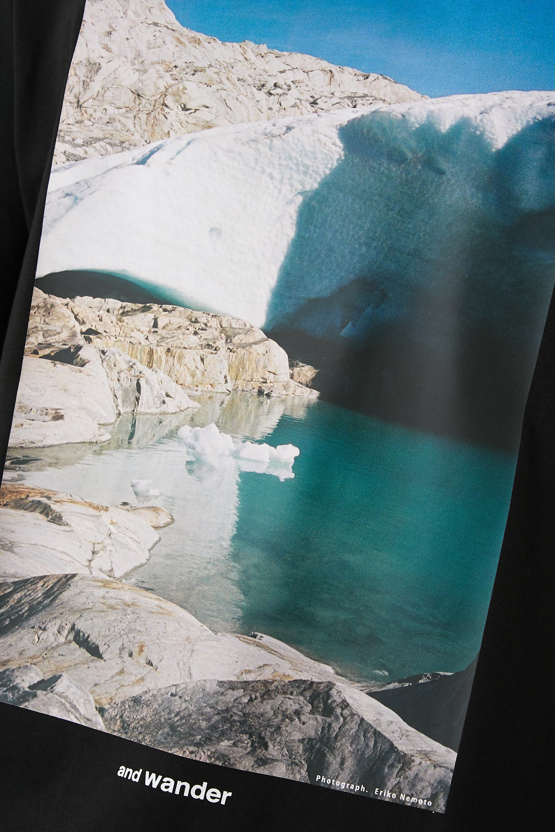 تيشيرت بأكمام قصيرة بطبعة جراسير