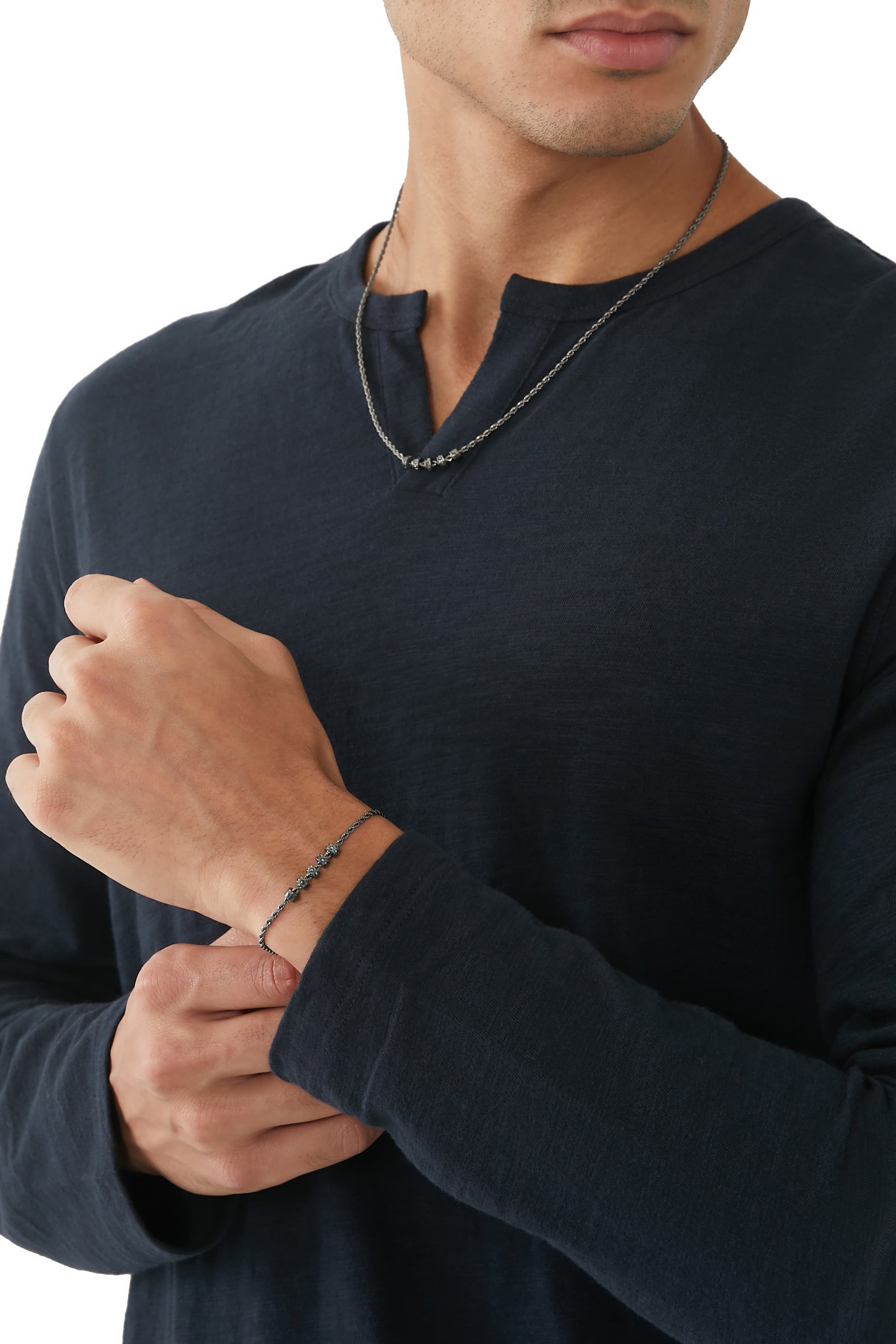 قلادة ترند بشعار الماركة الشهير