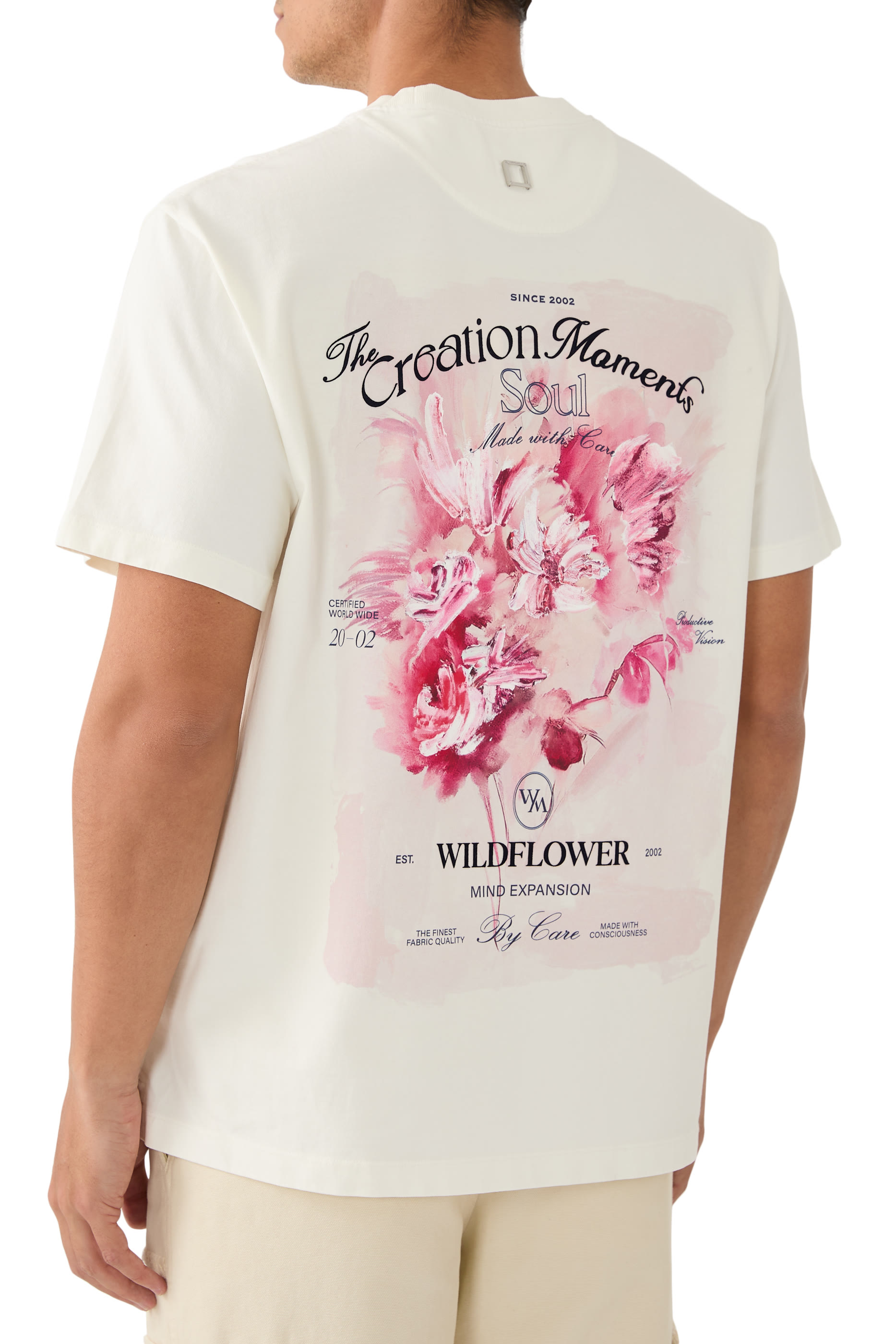 تيشيرت بنقشة شعار زهرة في الخلف