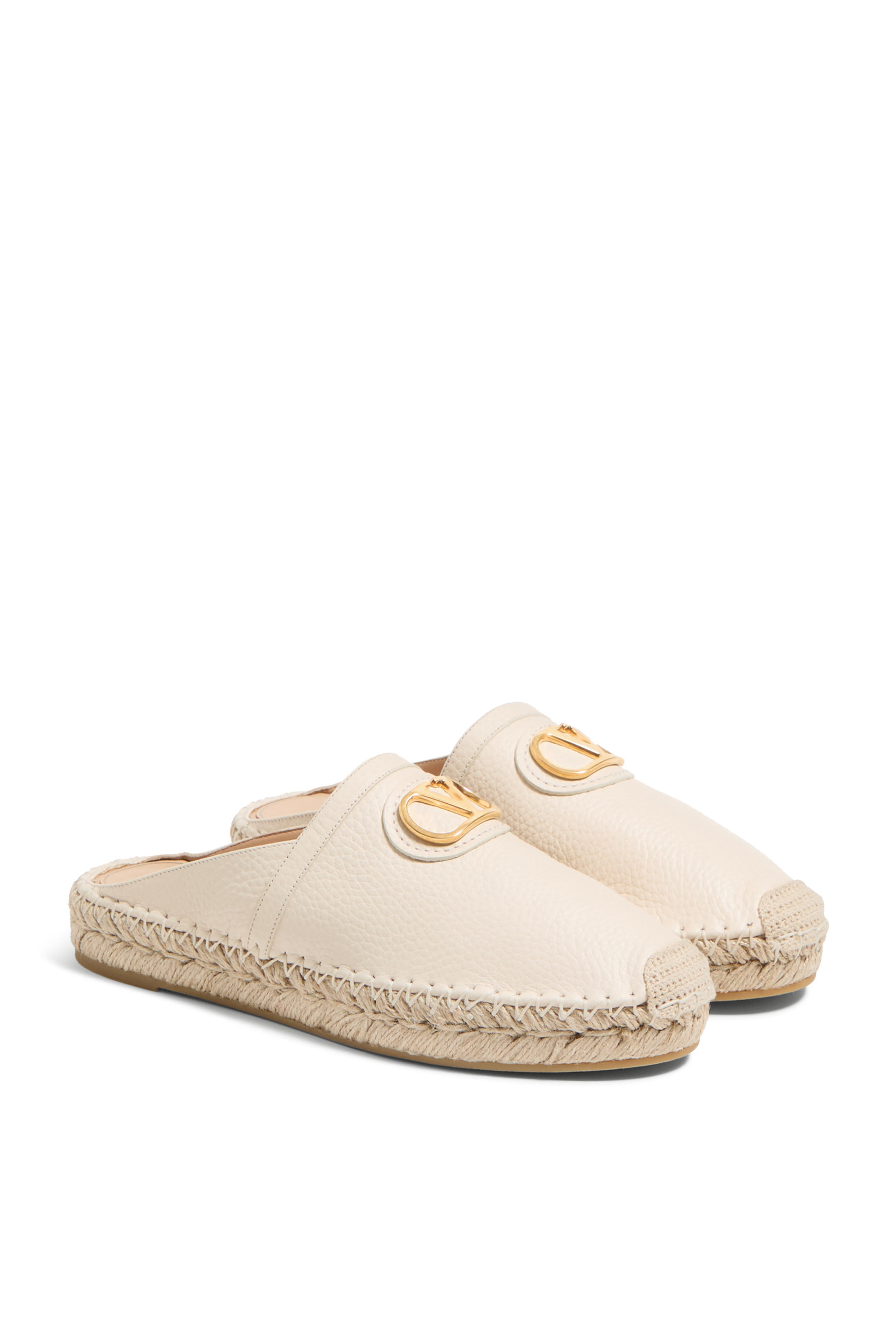 حذاء بالرينا بحلية شعار الماركة