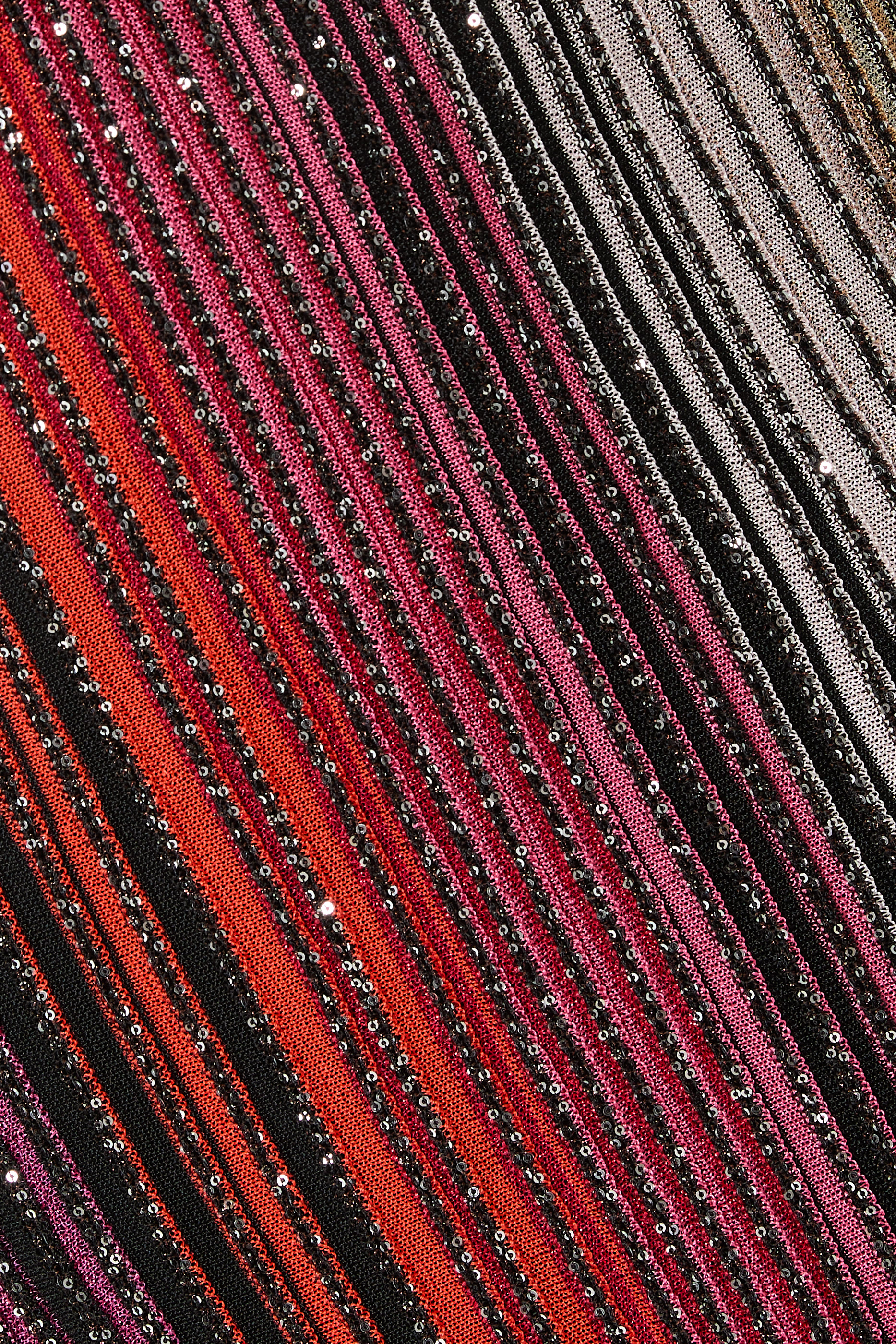 فستان مخطط بياقة V متوسط الطول ومطرز جزئيا بترتر