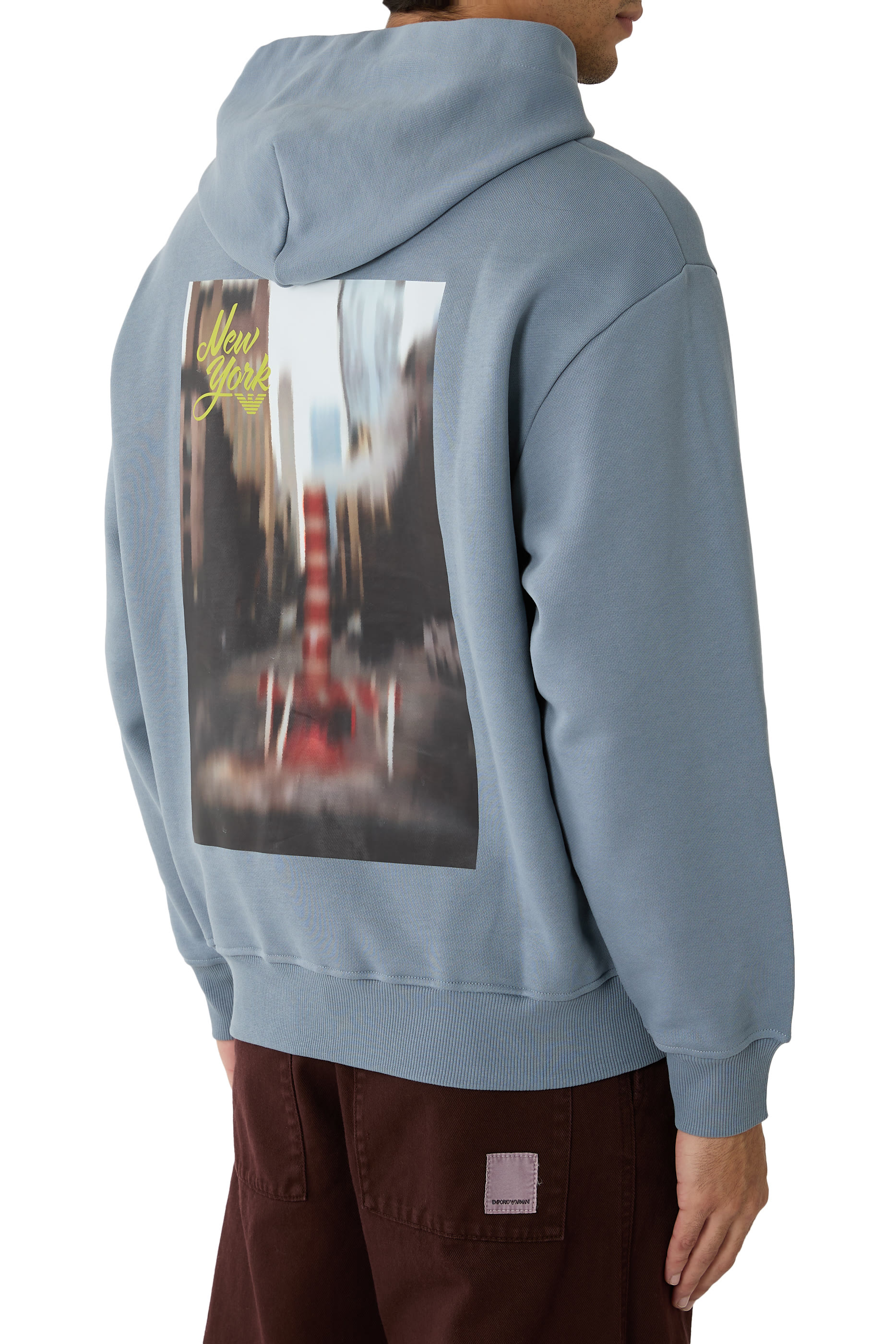 سويت شيرت بنمط هودي بشعار الماركة ونقشة غرافيكية في الخلف