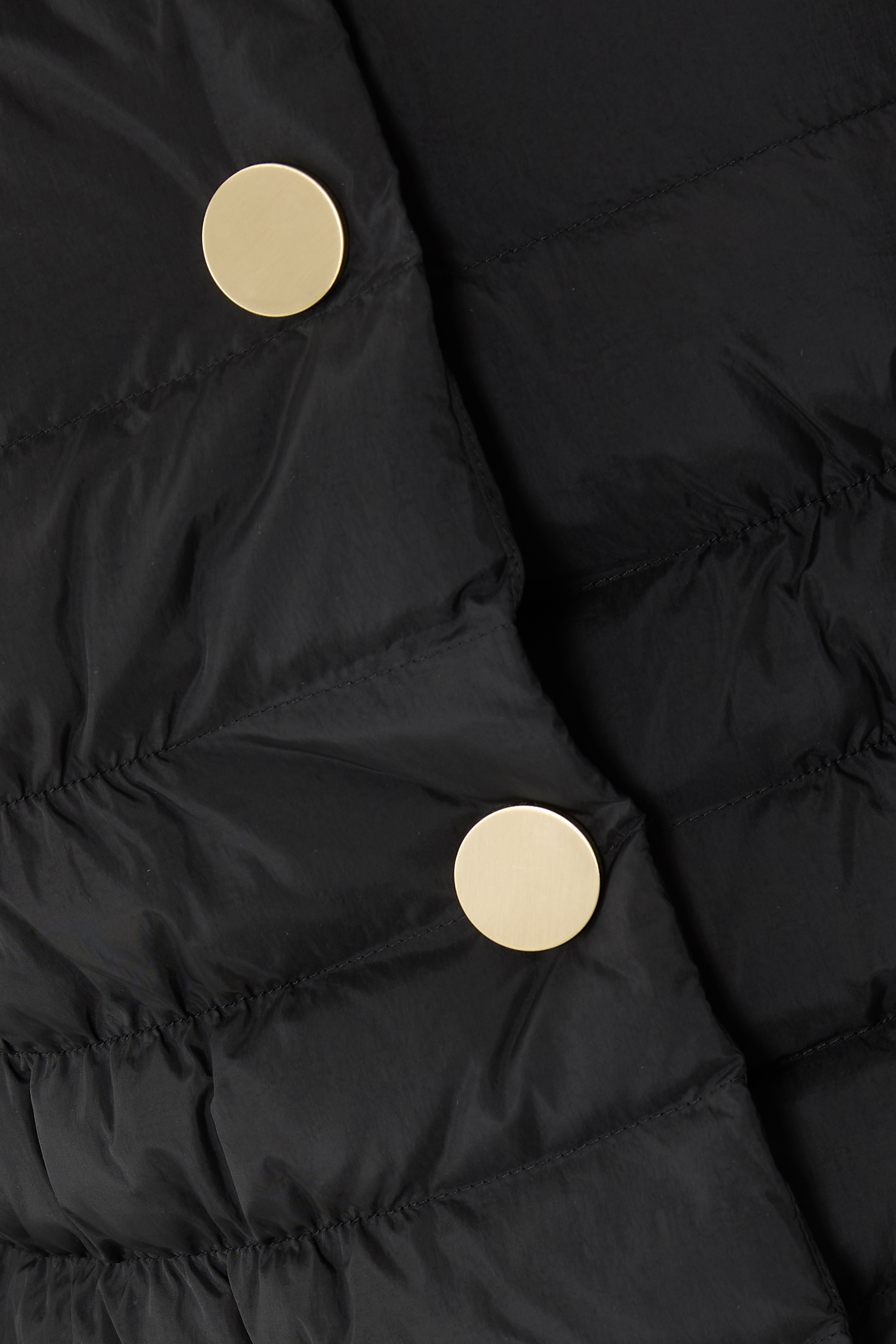 جاكيت مزين بشعار الماركة