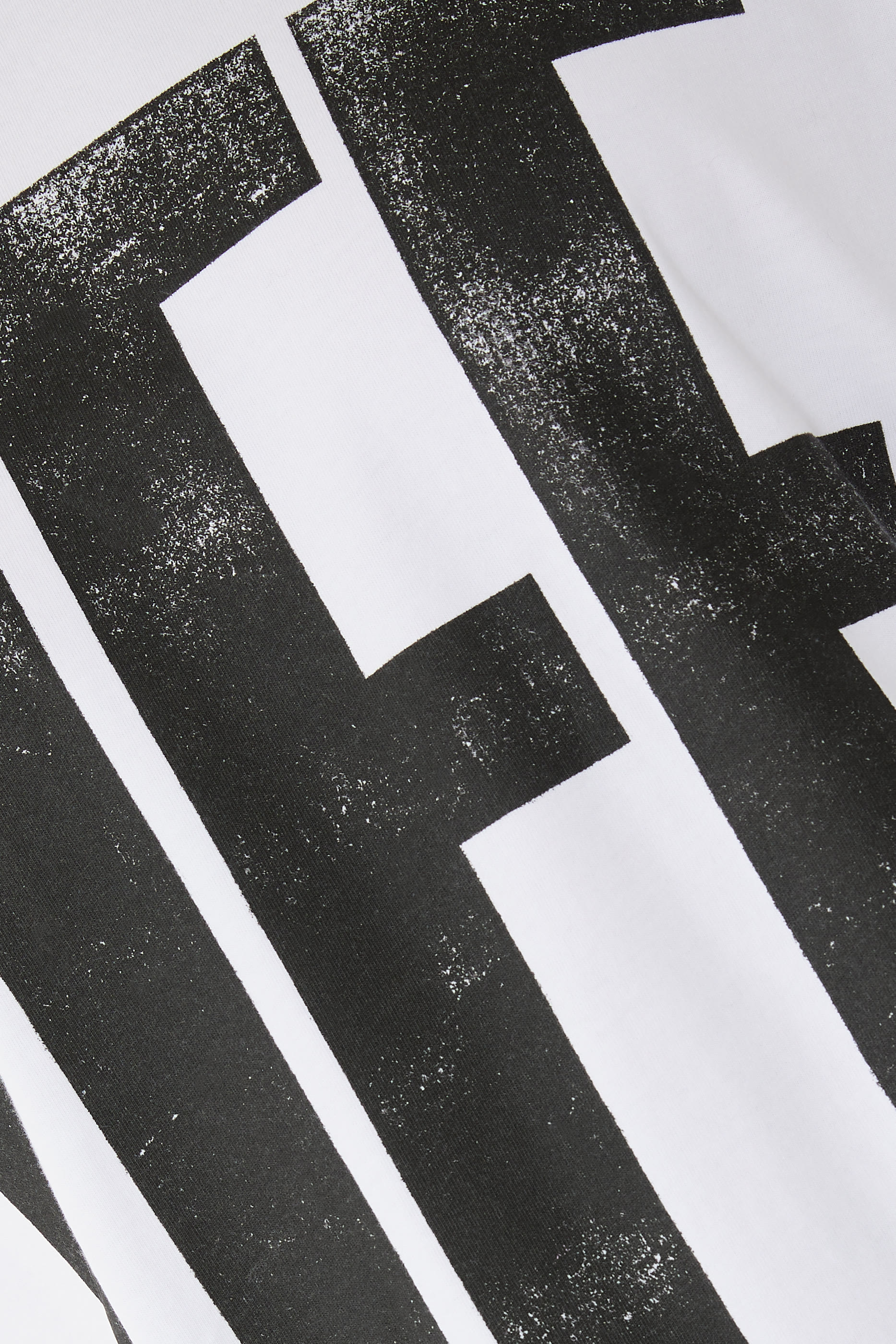 تيشيرت سكيت بشعار الماركة كبير بخطوط مائلة