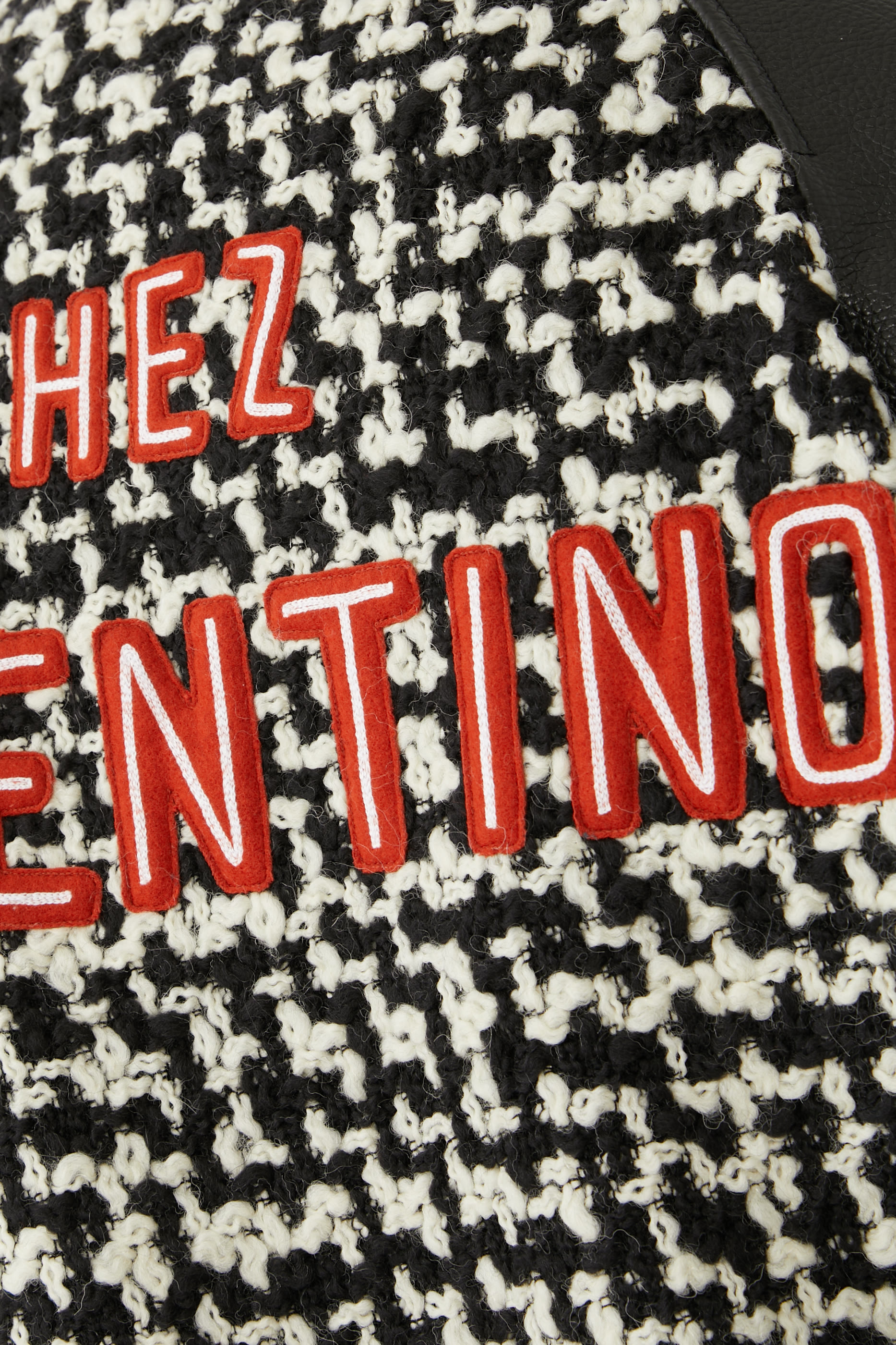 جاكيت بومبر برقعة بشعار شيز فالنتينو صوف تويد