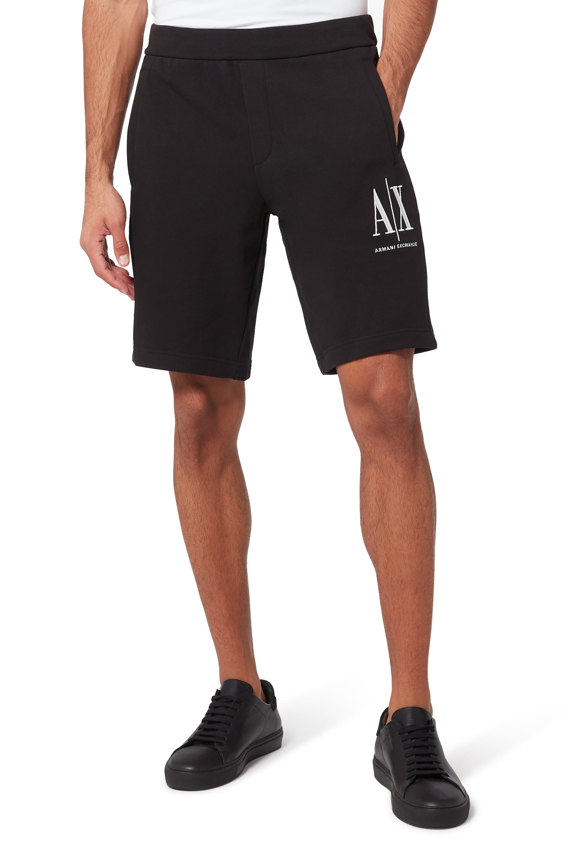 شورت قطن بتطريز شعار الماركة